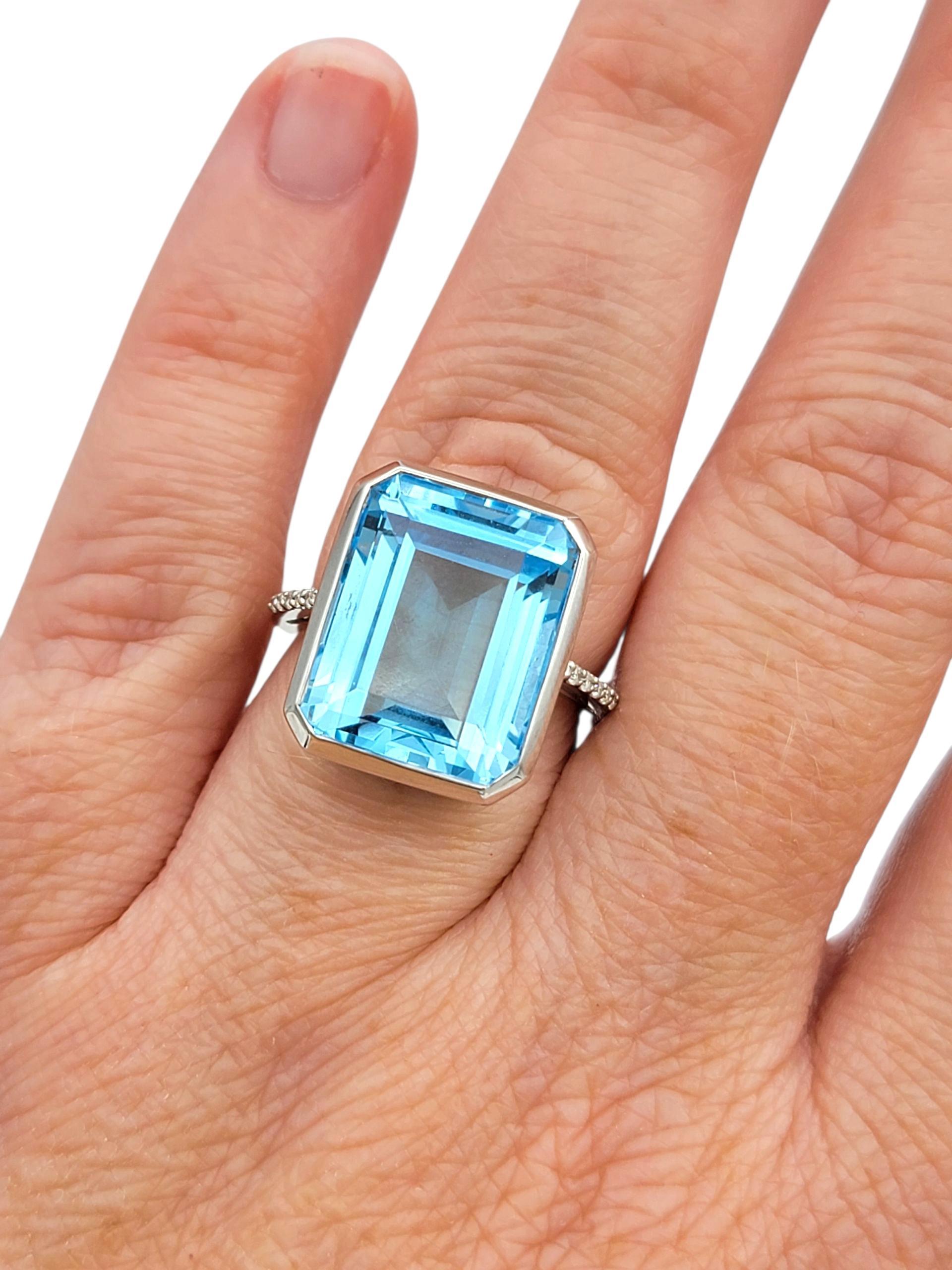 13,97 Karat Blauer Topas im Smaragdschliff mit Diamanten in 18 Karat Weißgold im Angebot 3