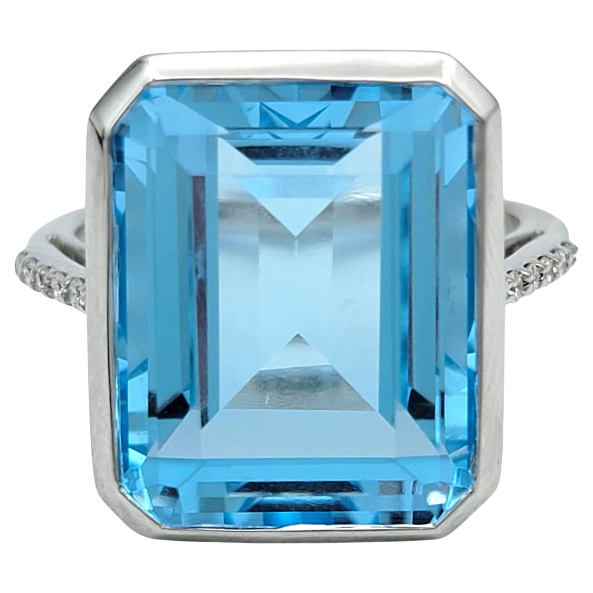 13.97 Carat Emerald Cut Blue Topaz Ring with Diamonds in 18 Karat White Gold (Bague en or blanc 18 carats avec topaze bleue taille émeraude et diamants)