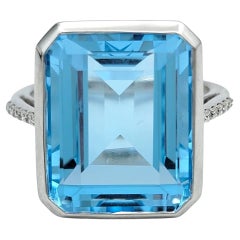 13.97 Carat Emerald Cut Blue Topaz Ring with Diamonds in 18 Karat White Gold (Bague en or blanc 18 carats avec topaze bleue taille émeraude et diamants)
