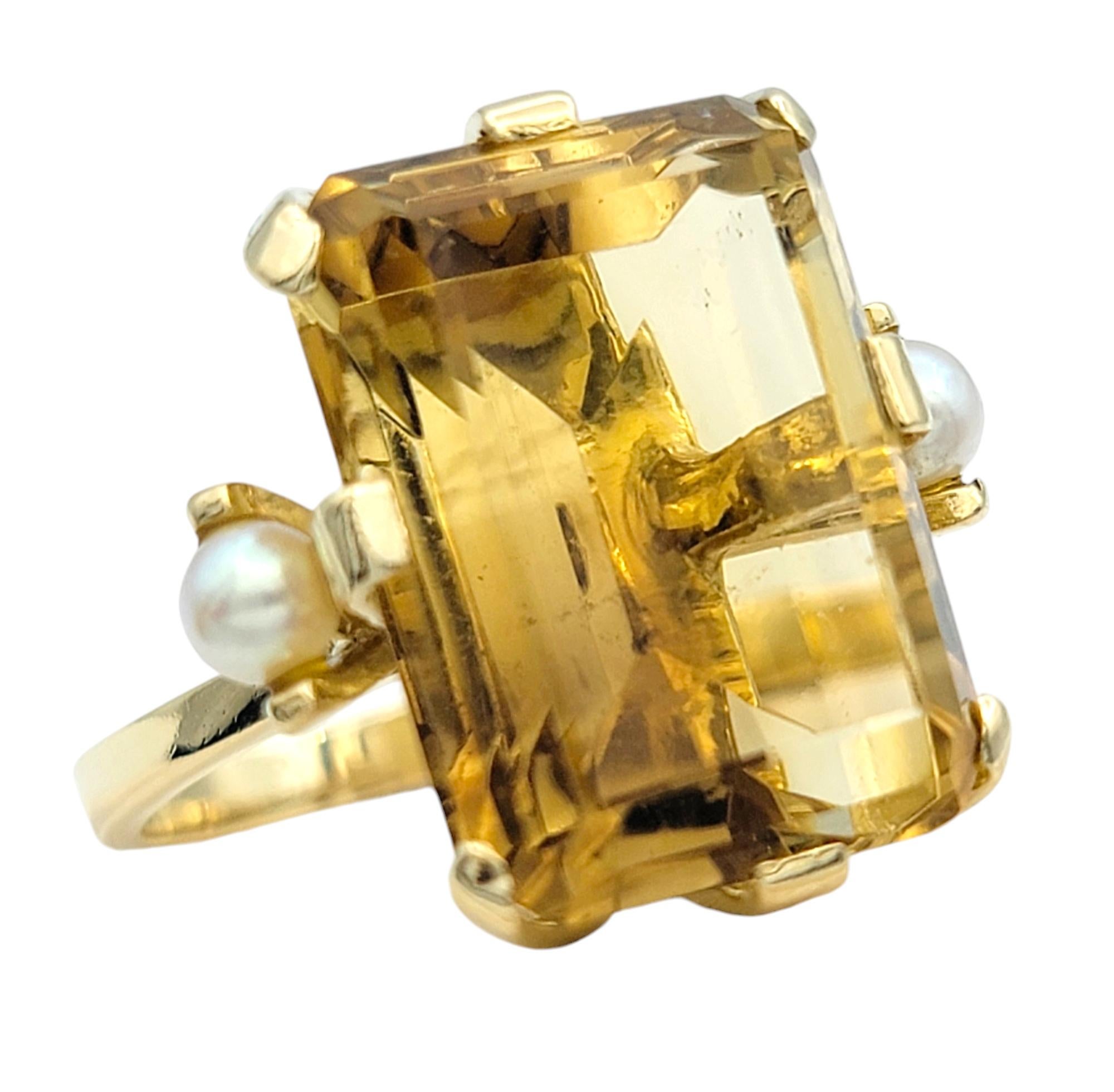 Cette bague de cocktail époustouflante, qui met en valeur une remarquable citrine de 13,97 carats taillée en émeraude, éblouit par son éclat vibrant et doré, rayonne de chaleur et de sophistication. Cette pierre centrale saisissante est