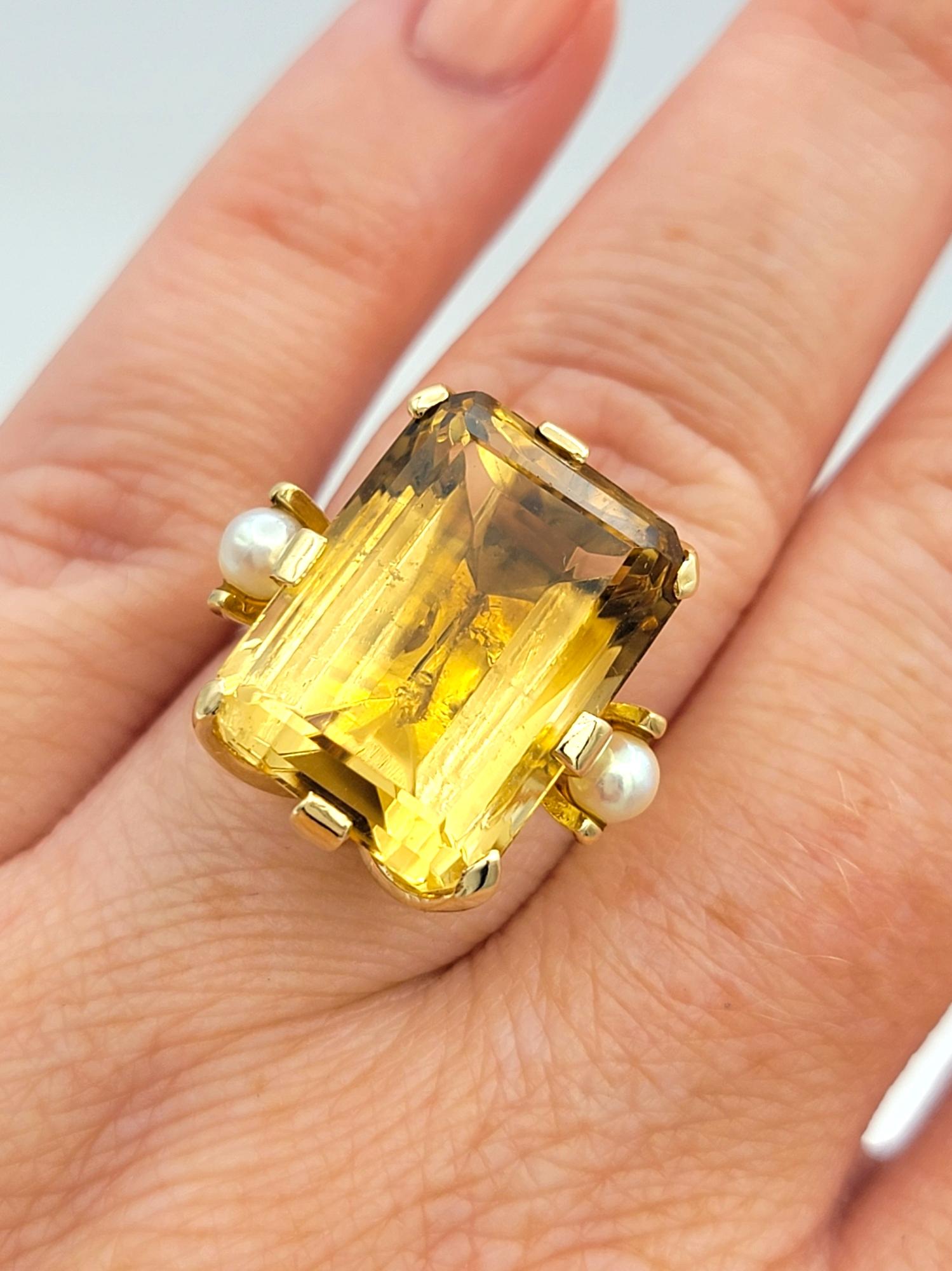 Bague cocktail en or jaune 14 carats avec perles et citrine taille émeraude de 13,97 carats en vente 1