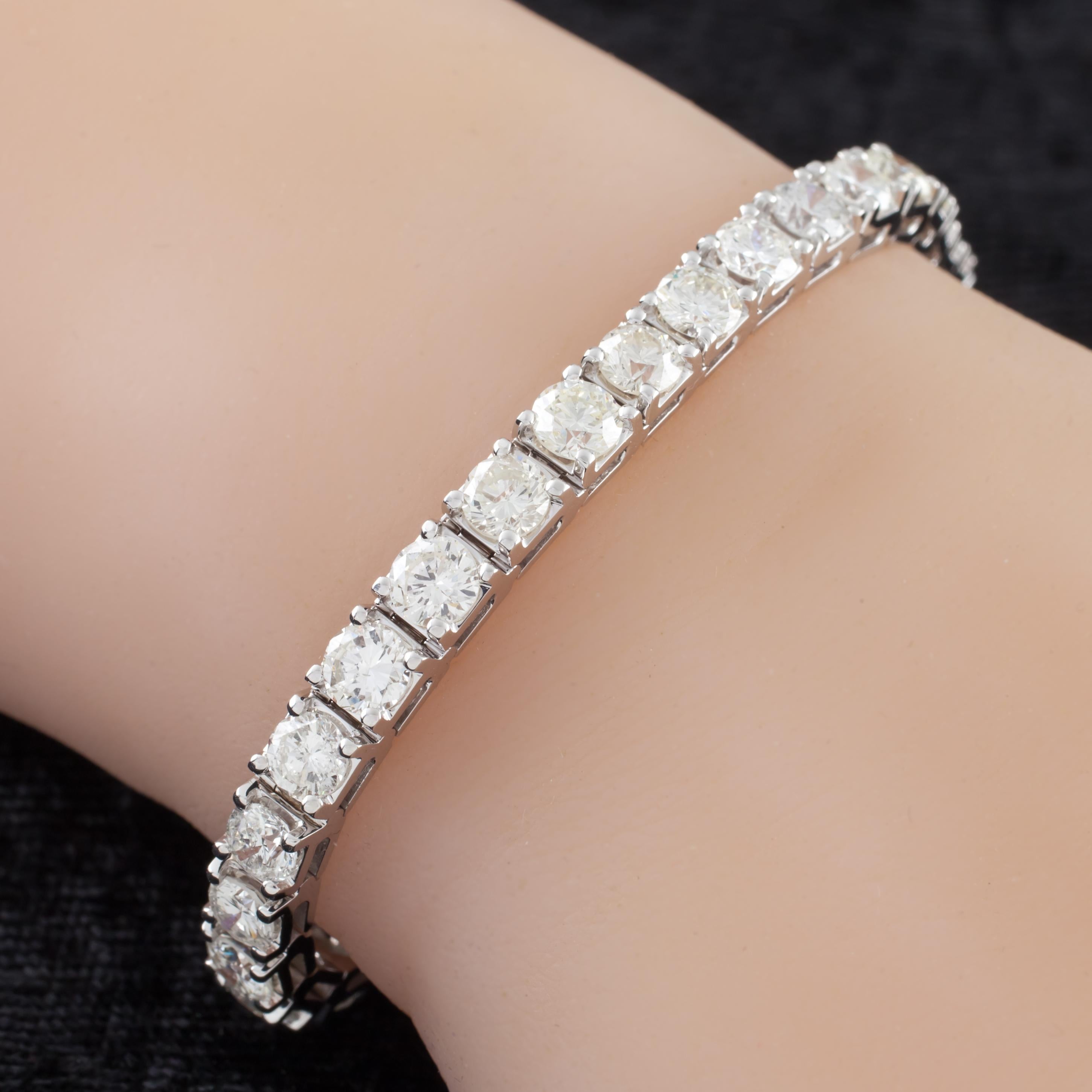 Moderne Bracelet tennis en or blanc avec diamants brillants ronds de 13,98 carats en vente