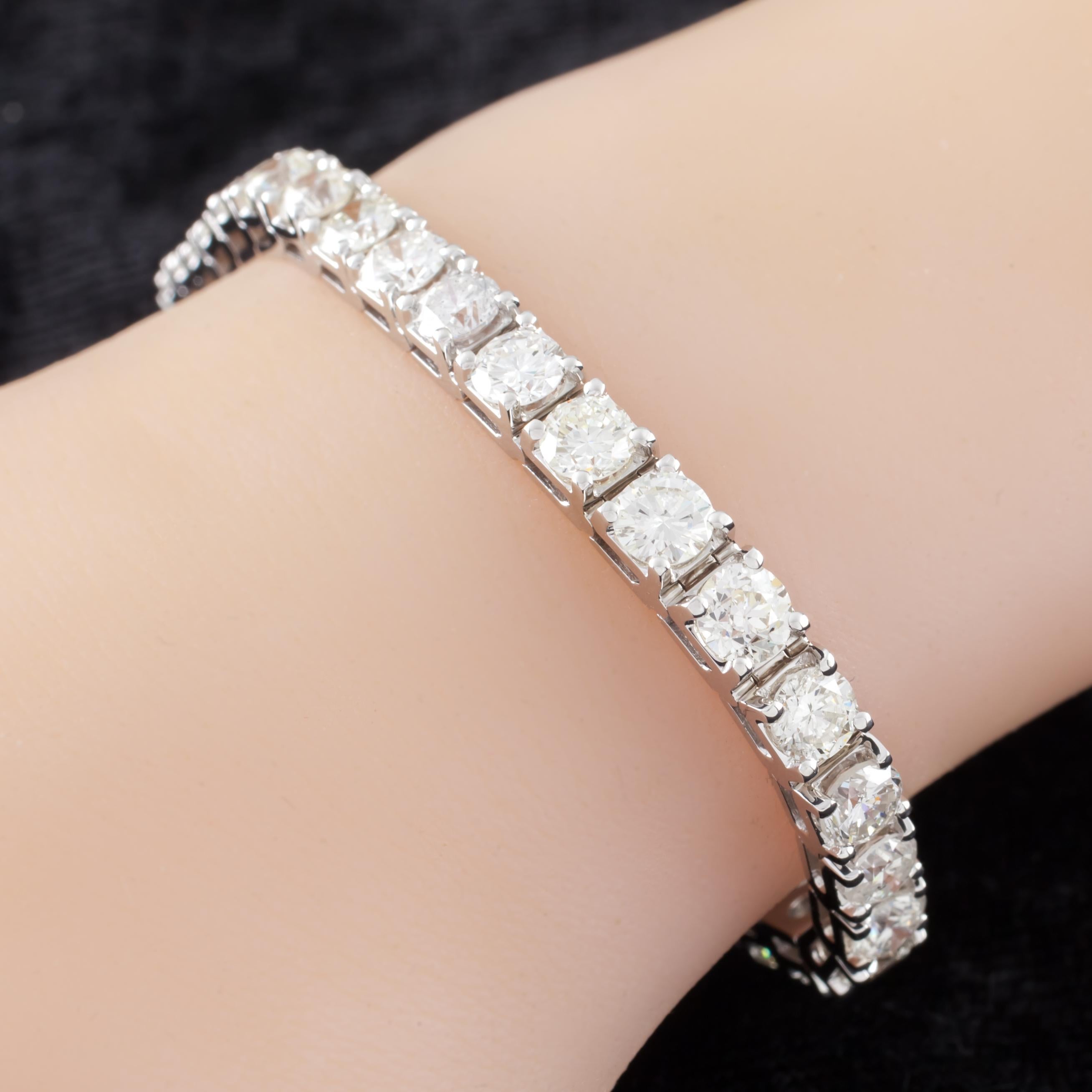 Taille ronde Bracelet tennis en or blanc avec diamants brillants ronds de 13,98 carats en vente