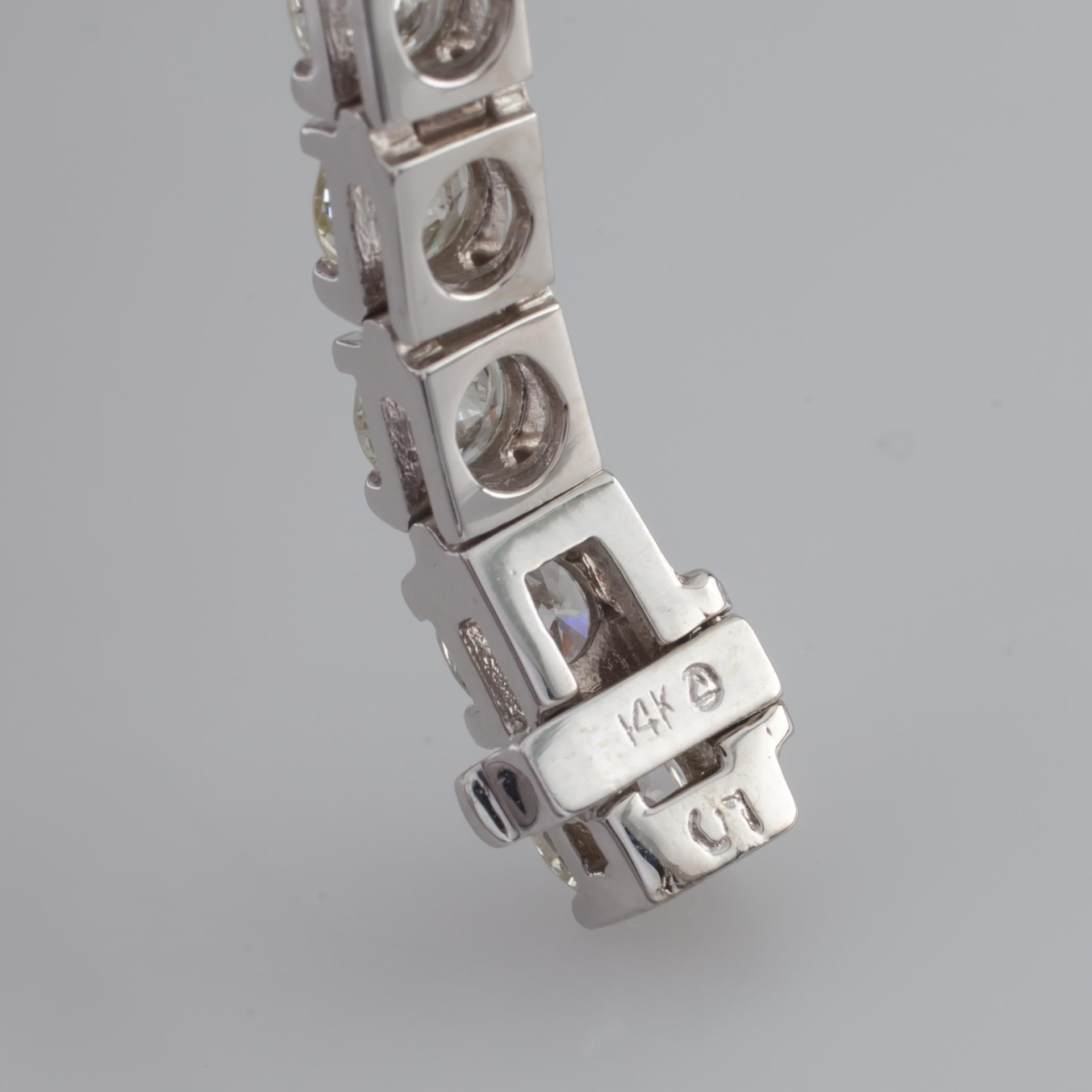 Bracelet tennis en or blanc avec diamants brillants ronds de 13,98 carats en vente 1