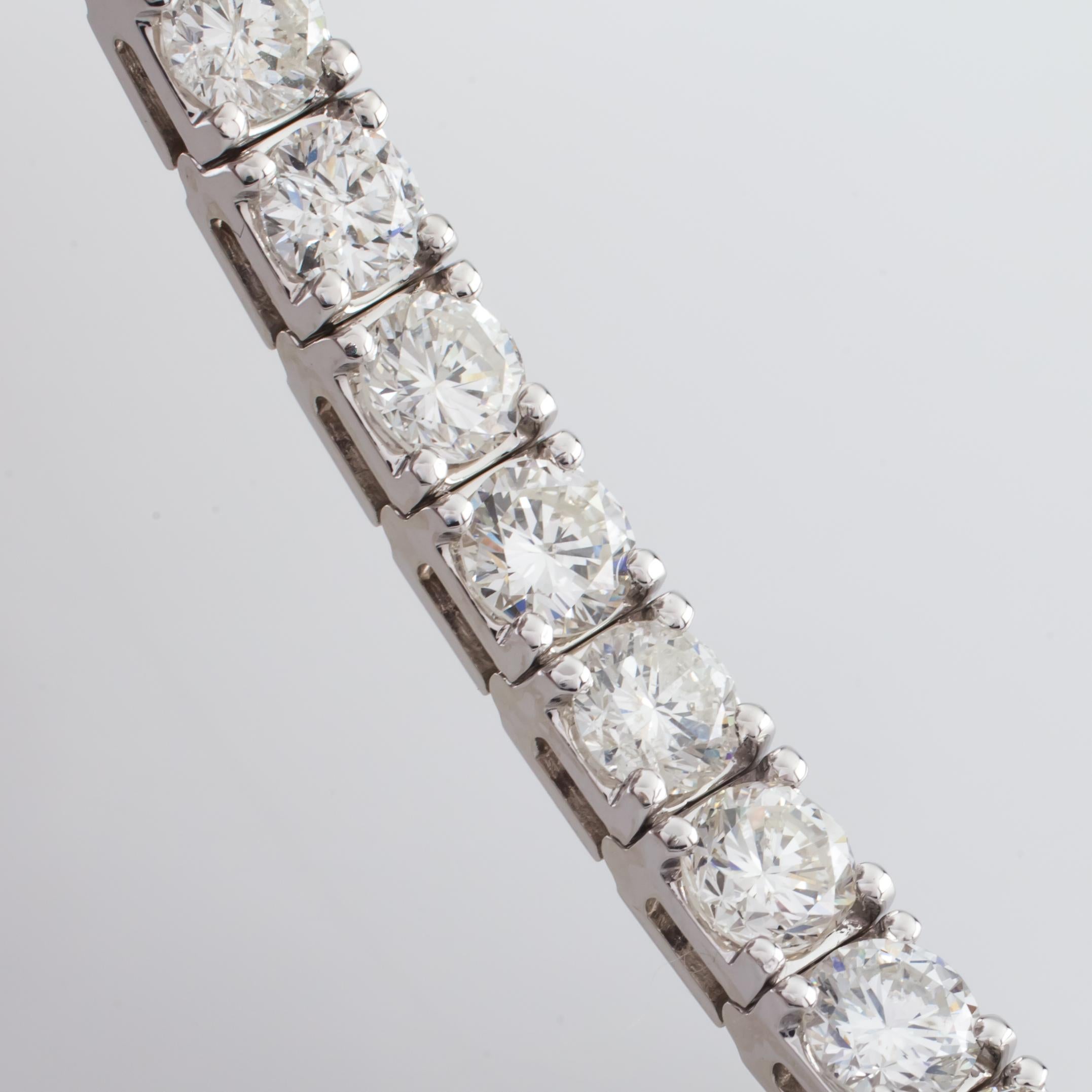 Bracelet tennis en or blanc avec diamants brillants ronds de 13,98 carats en vente 2