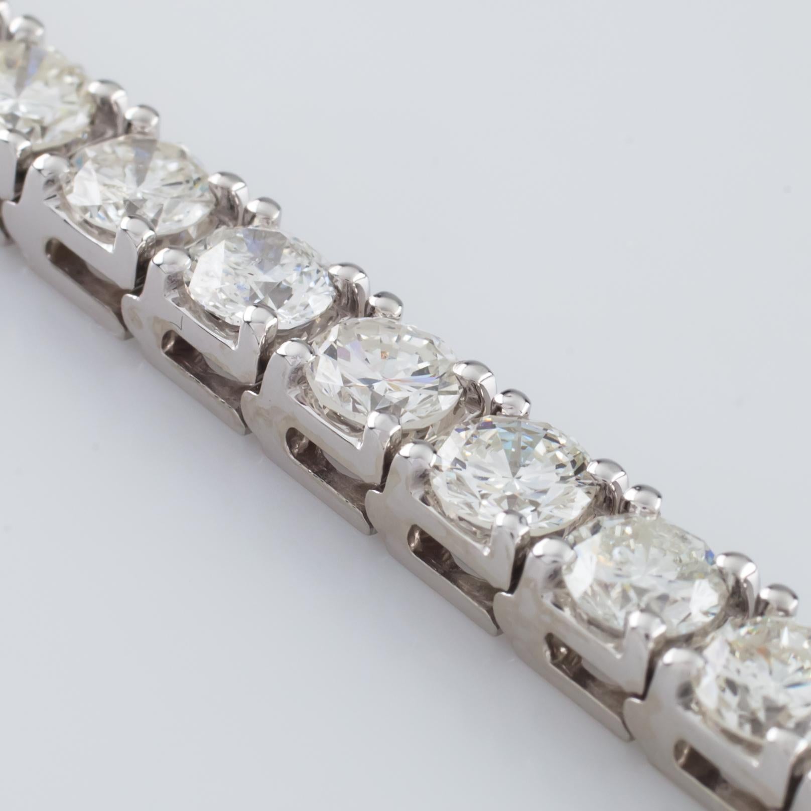 Bracelet tennis en or blanc avec diamants brillants ronds de 13,98 carats en vente 3