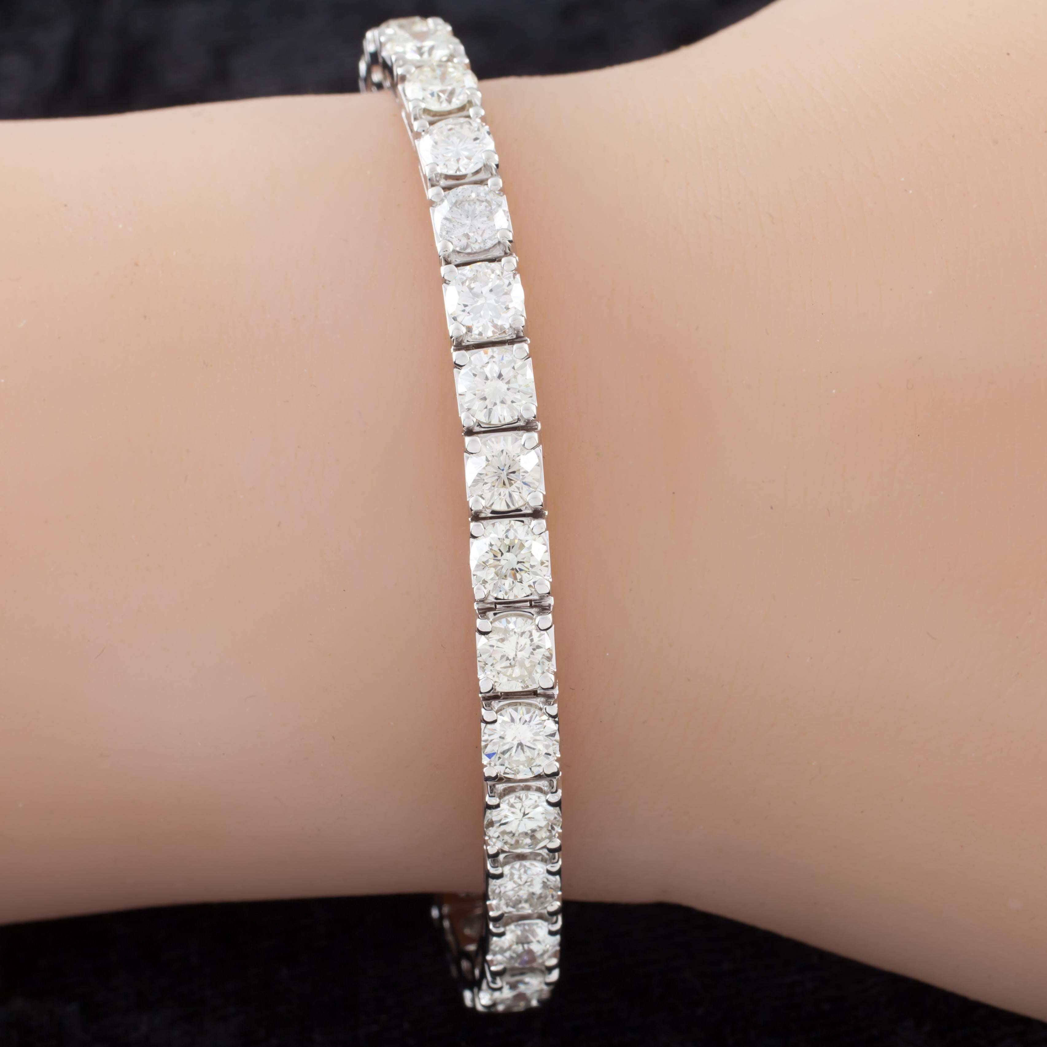 Gorgeous Tennis Bracelet!
Features .40 ct each diamonds
Total Diamond Weight = 13.98 ct
Average Color: I - J
Average Clarity: VS - SI
Total Mass = 21.7 grams
Total Length = 7