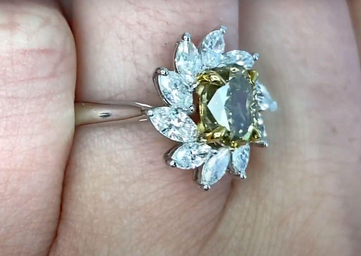 1.39 Karat Ovalschliff Fancy Diamant-Cluster-Ring, Diamant-Halo, 18 Karat Weißgold  im Angebot 1