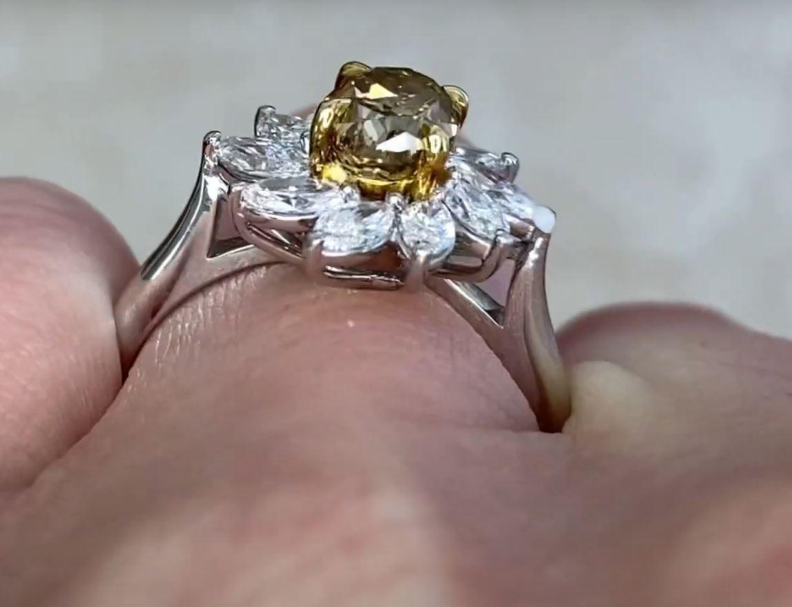 1.39 Karat Ovalschliff Fancy Diamant-Cluster-Ring, Diamant-Halo, 18 Karat Weißgold  im Angebot 3