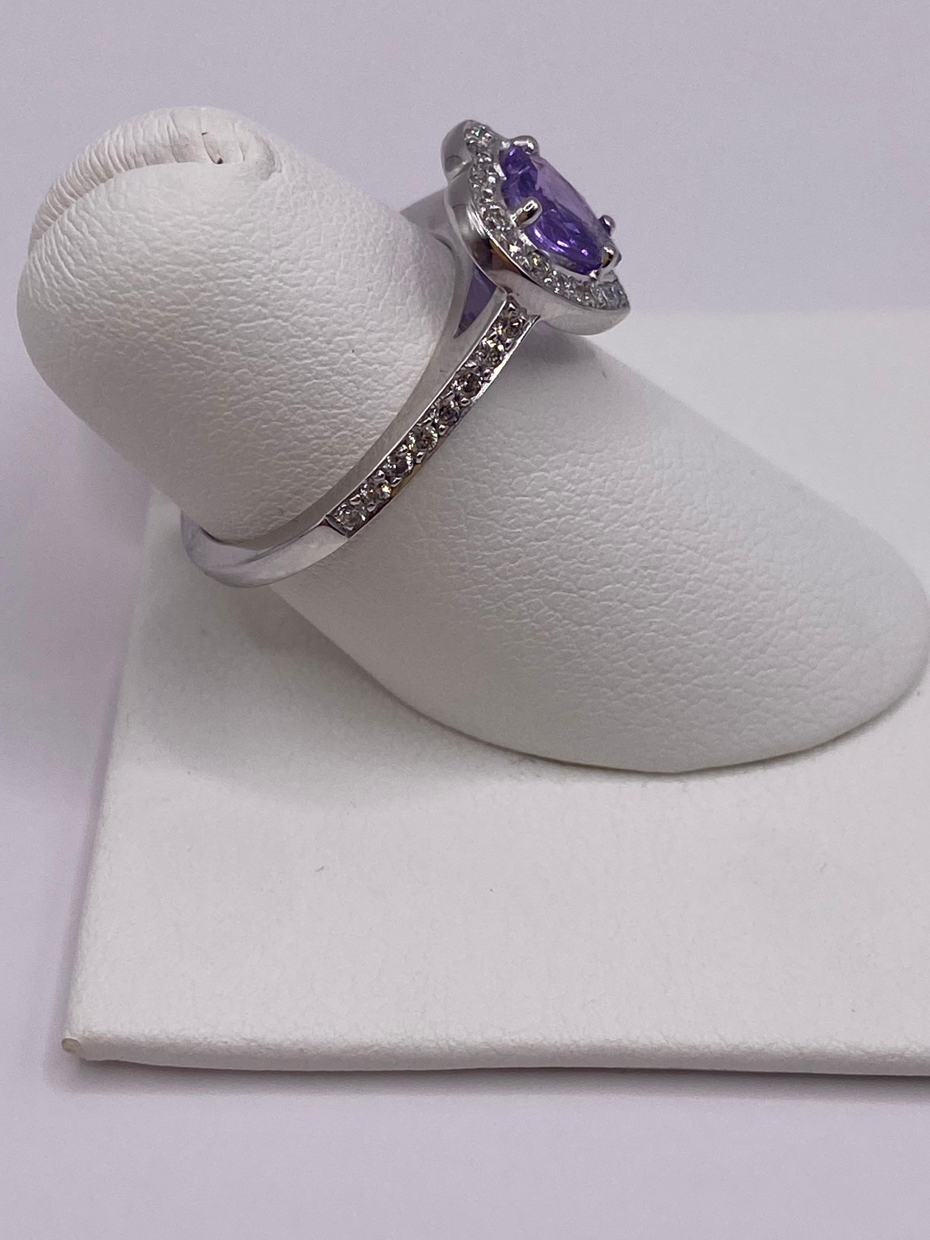 Moderne Bague en or blanc 14 carats, saphir violet en forme de cœur et diamant rond de 1,39 carat en vente