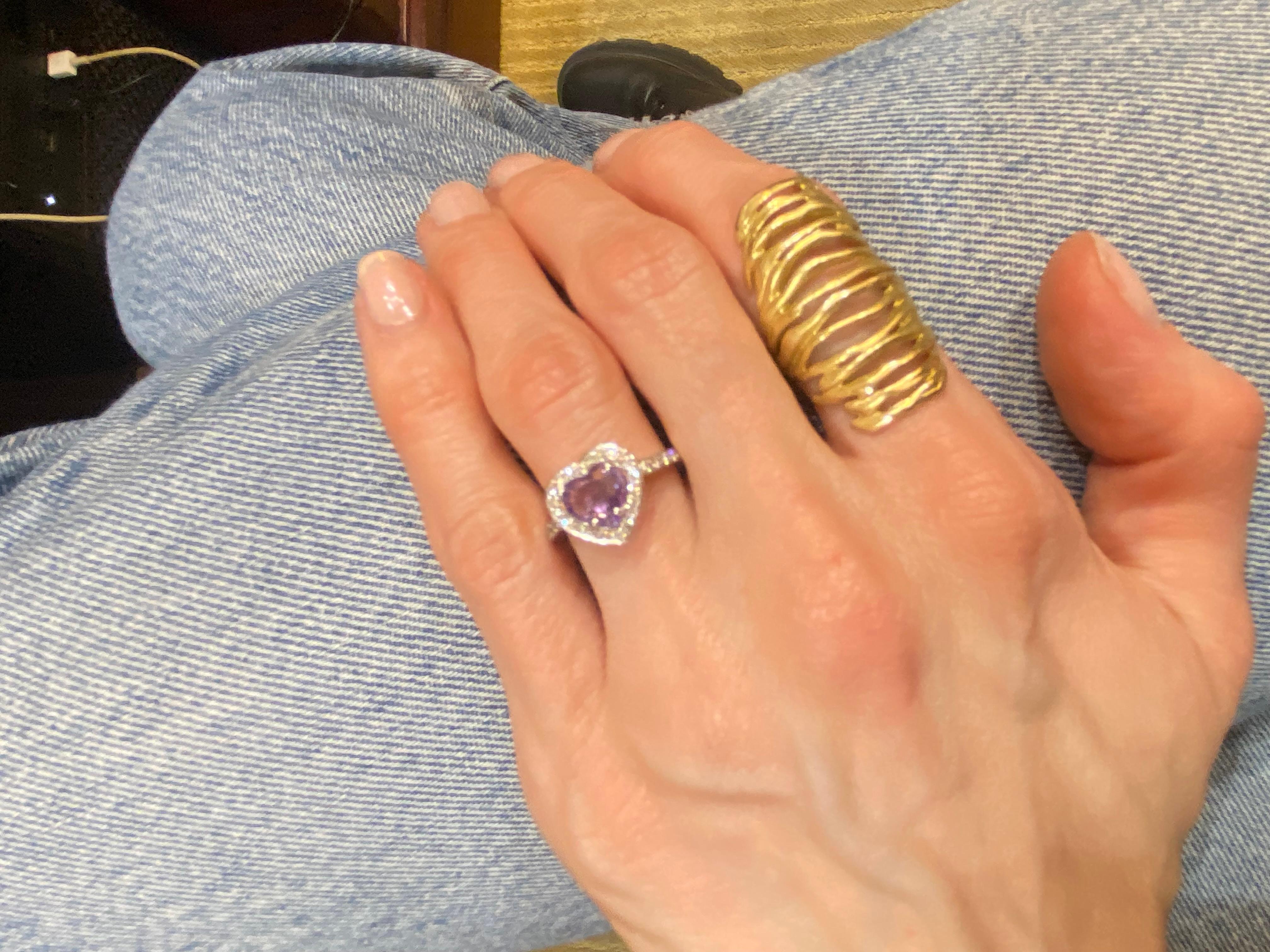 Taille cœur Bague en or blanc 14 carats, saphir violet en forme de cœur et diamant rond de 1,39 carat en vente