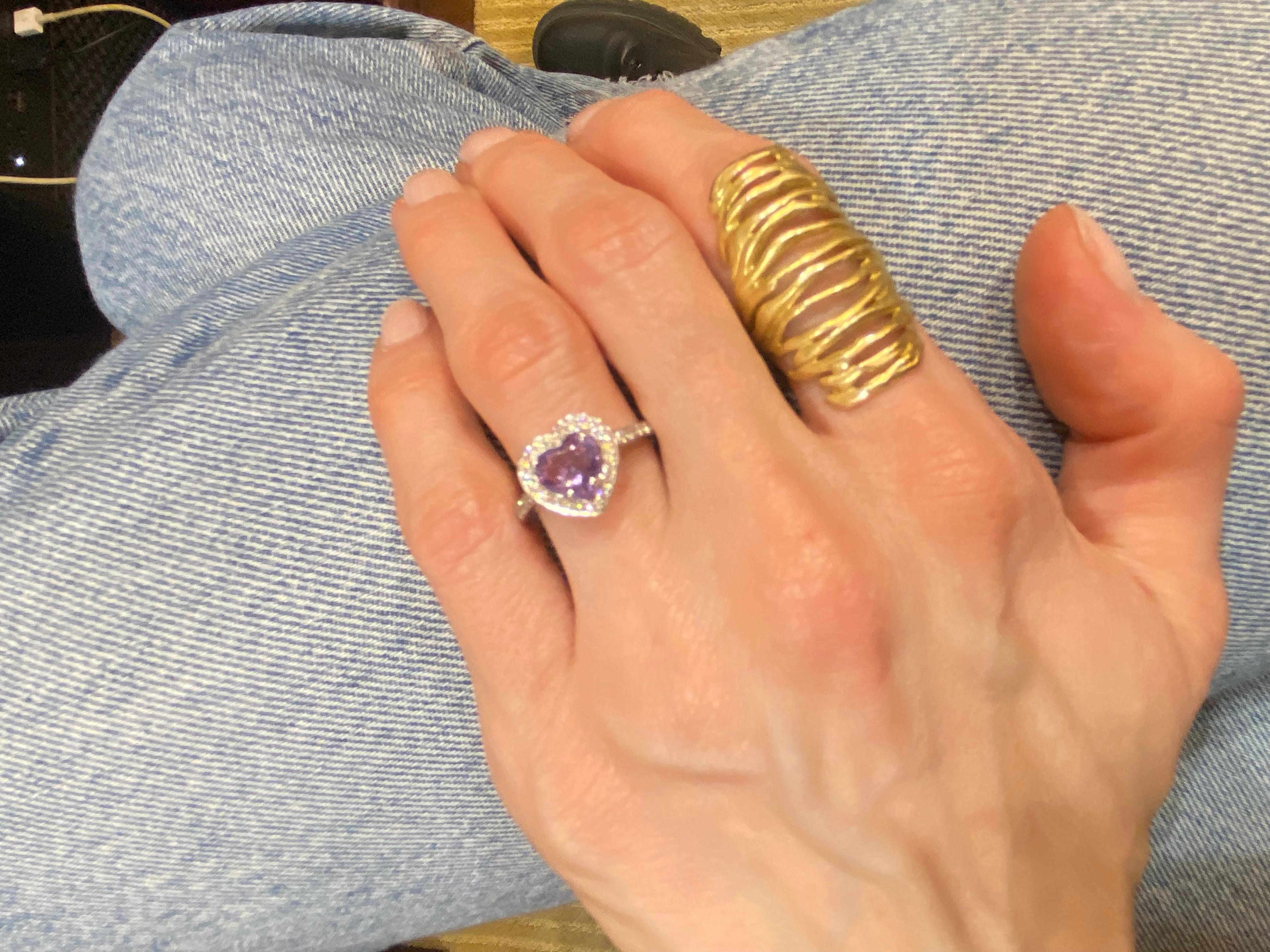 Bague en or blanc 14 carats, saphir violet en forme de cœur et diamant rond de 1,39 carat Unisexe en vente