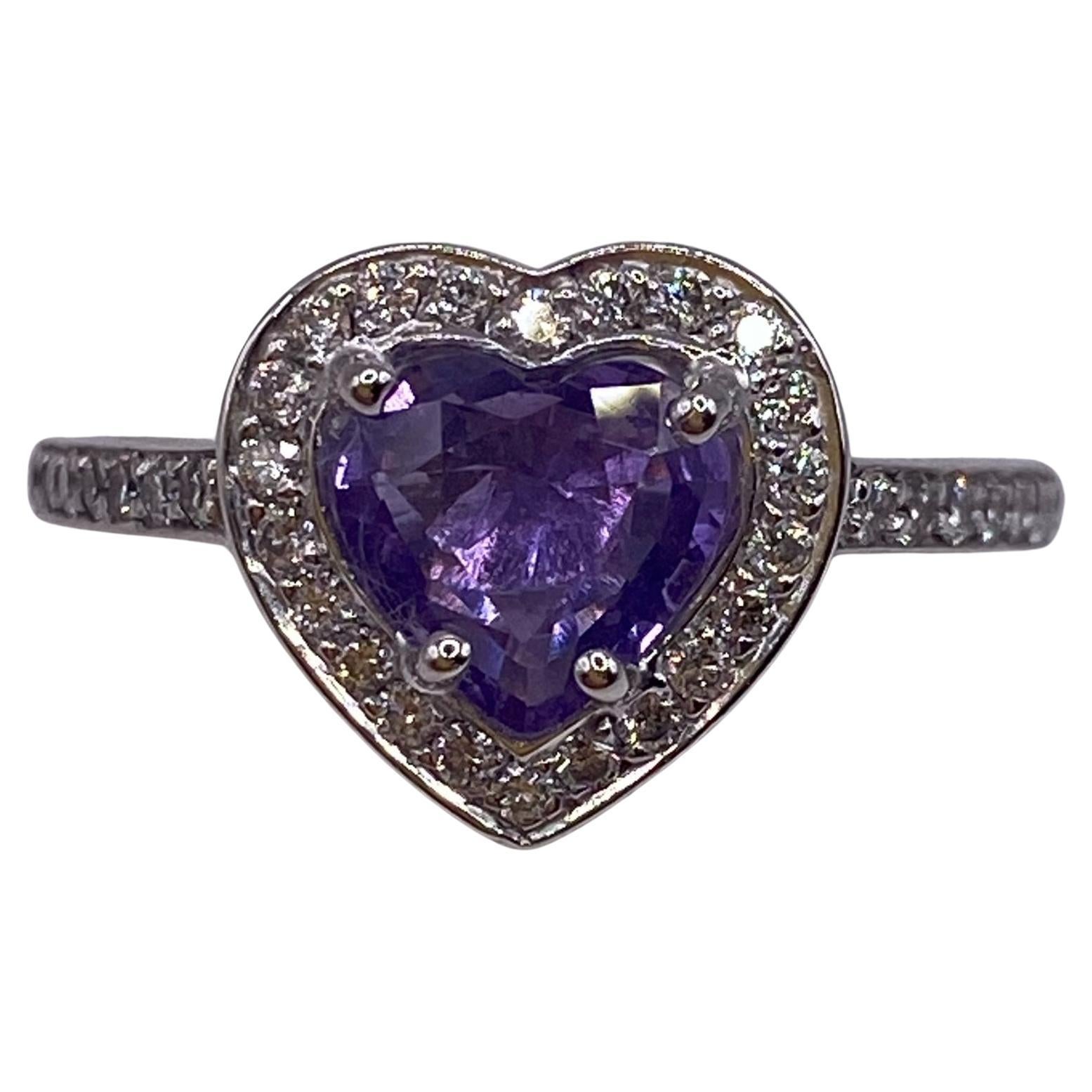 Bague en or blanc 14 carats, saphir violet en forme de cœur et diamant rond de 1,39 carat en vente