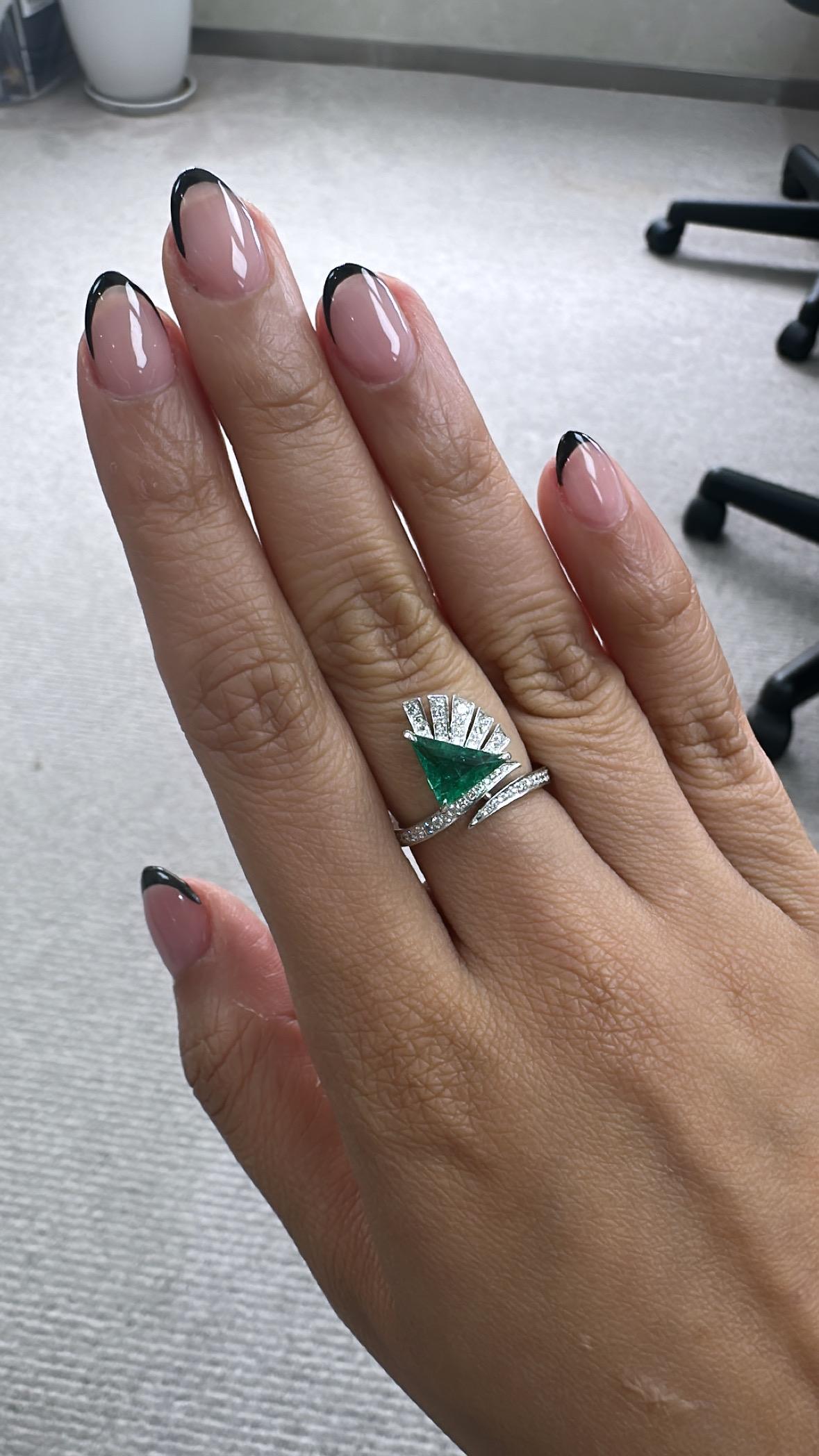 1.39ct, Trillion Shaped, Natural Zambian Emerald & Diamonds Engagement Ring For Sale 4