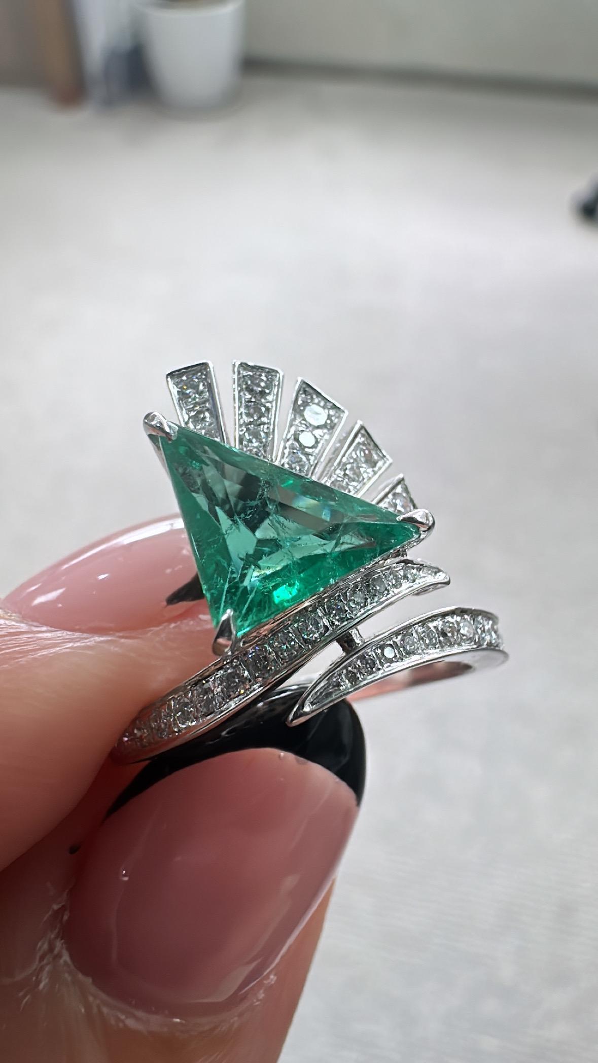 1.39ct, Trillion Shaped, Natural Zambian Emerald & Diamonds Engagement Ring For Sale 2