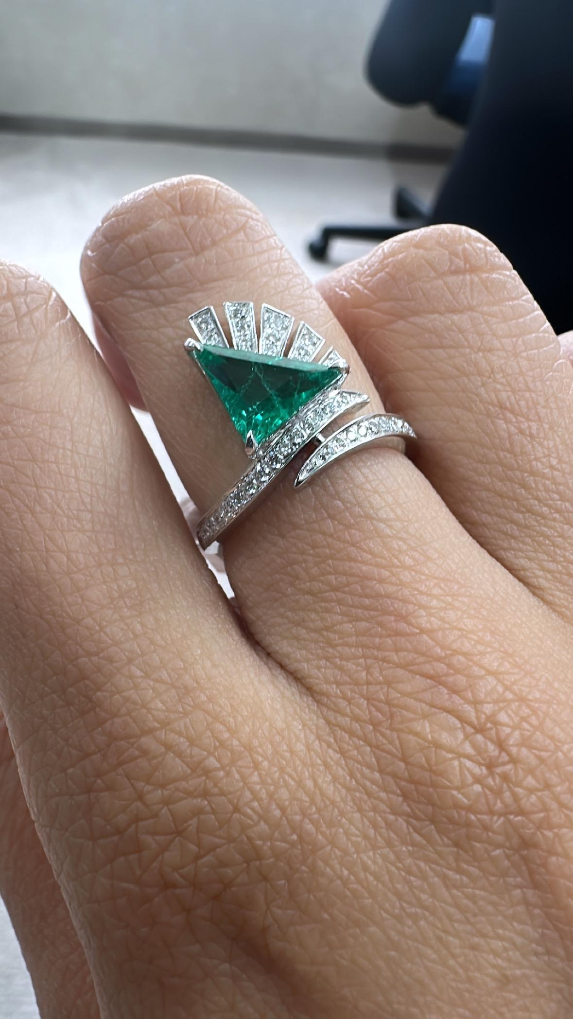 1.39ct, Trillion Shaped, Natural Zambian Emerald & Diamonds Engagement Ring For Sale 3