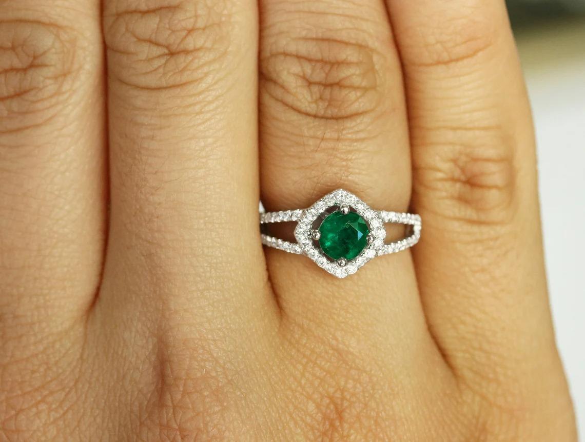 Moderne 1.39tcw 14K Colombian Emerald-Round Cut & Diamond Halo Statement Ring (bague d'émeraude colombienne, taille ronde et diamant) en vente