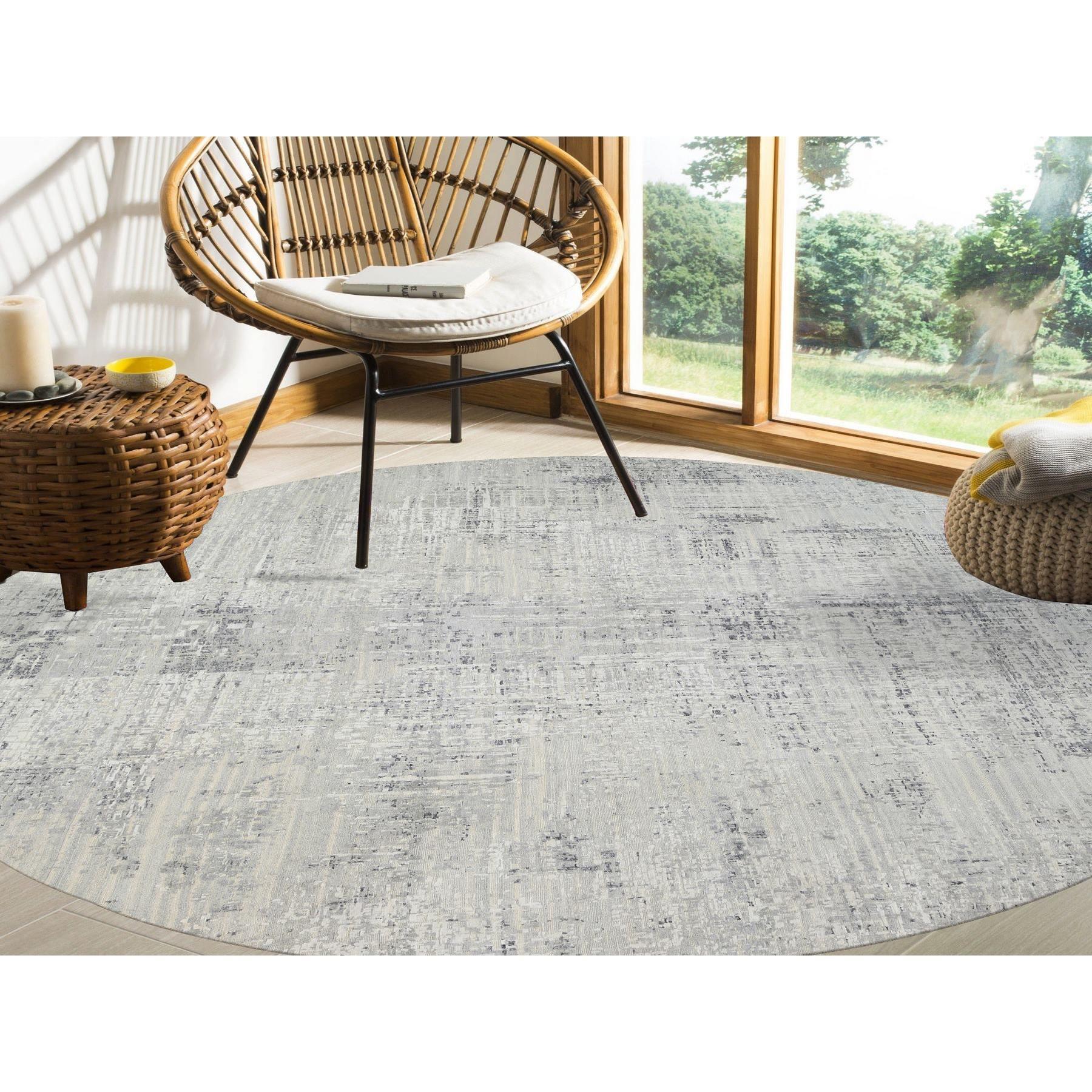Dies ist eine wirklich echte one-of-a-kind Light Gray Hand Knotted Modern Hand Spun Undyed Natural Wool Round Oriental Rug. Es wurde monatelang von erfahrenen Kunsthandwerkern in jahrhundertealten Webtechniken geknüpft.
Primäre MATERIALIEN: