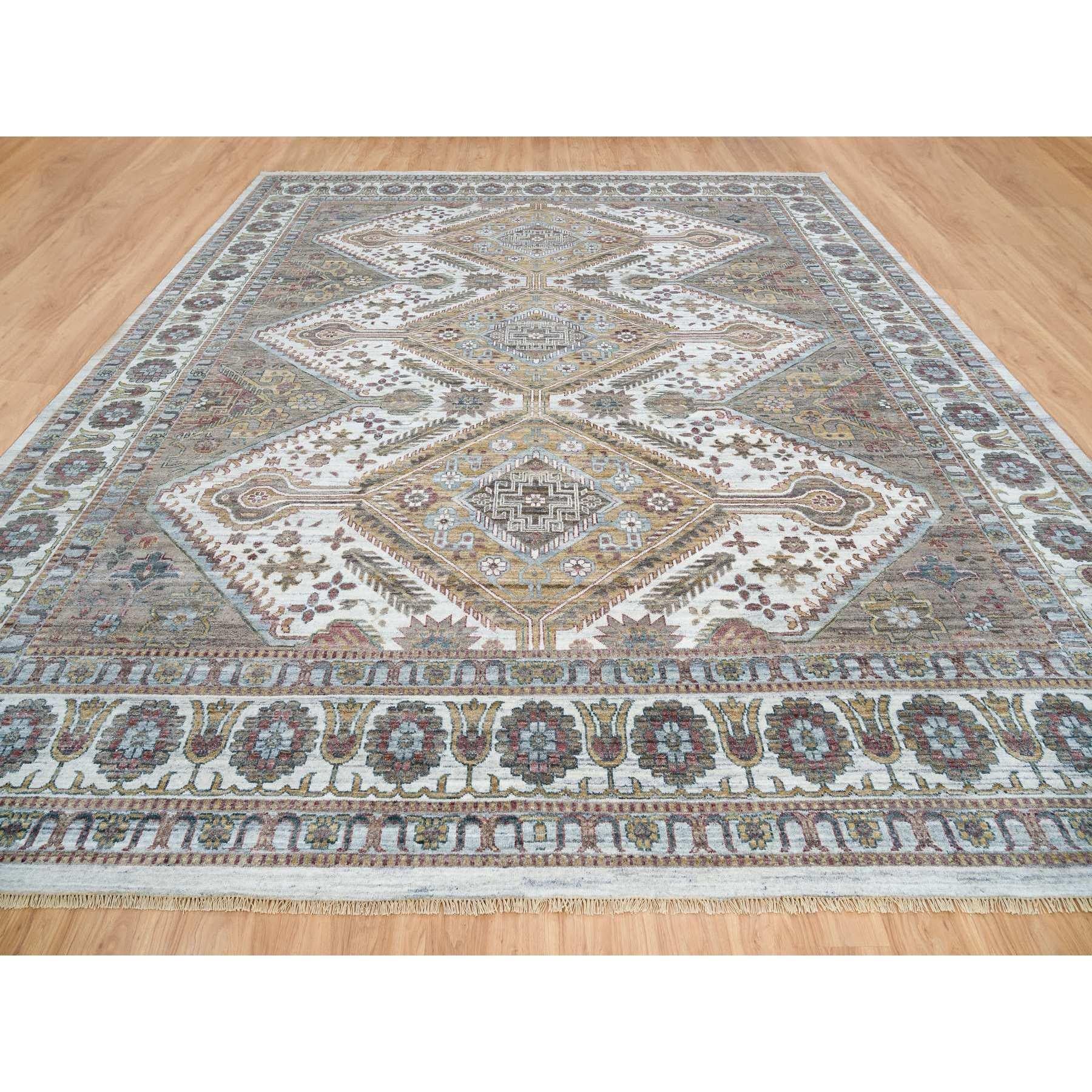 Dies ist eine wirklich echte one-of-a-kind Hand geknüpft Shiraz Reimagined einzigartige Blume Rosetten Border Design, Oversize Oriental Rug. Es wurde monatelang von erfahrenen Kunsthandwerkern in jahrhundertealten Webtechniken geknüpft. 
Primäre