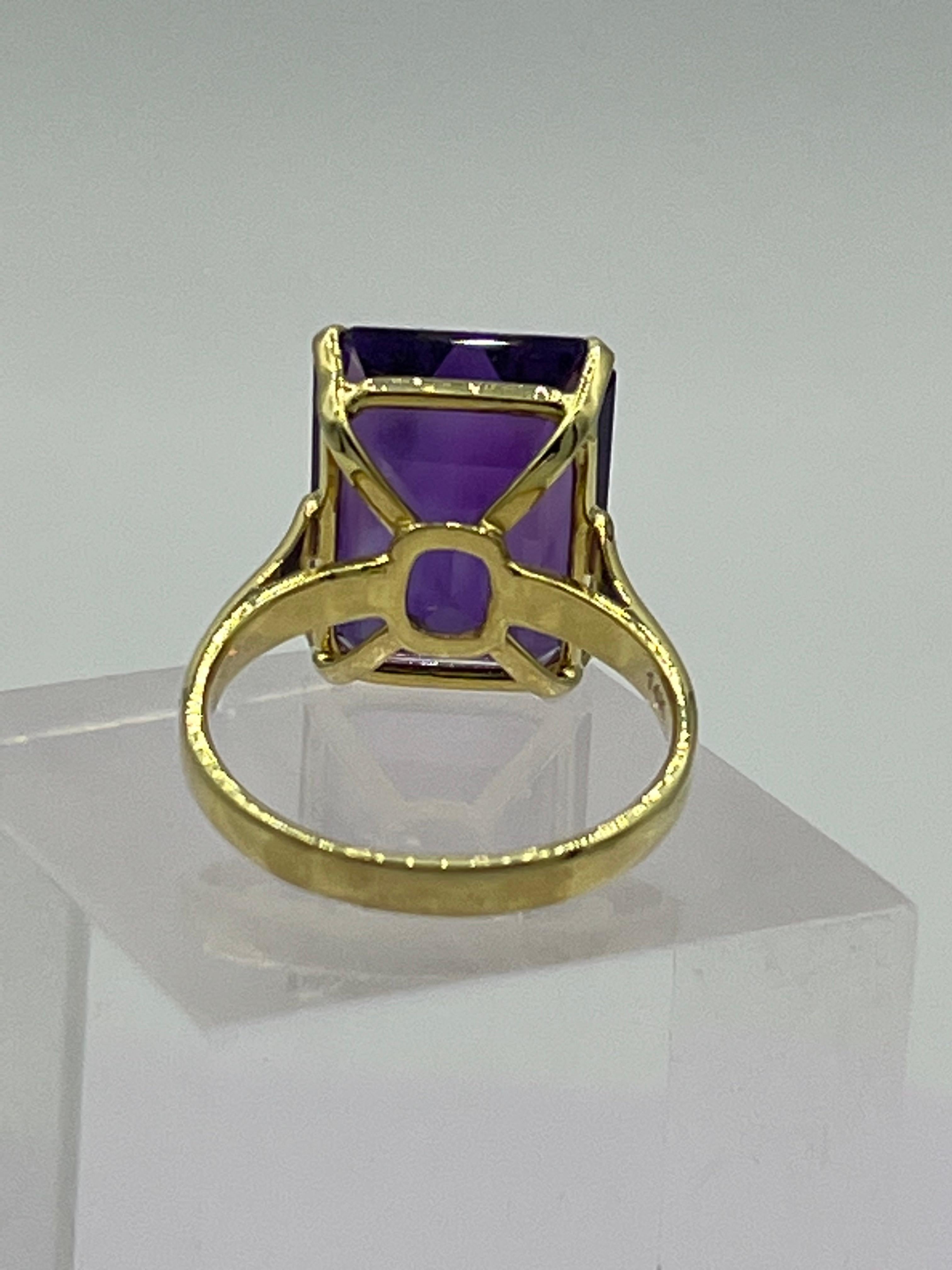 Women's or Men's 13ct Amethyst Ring in 14 K Gold For Sale