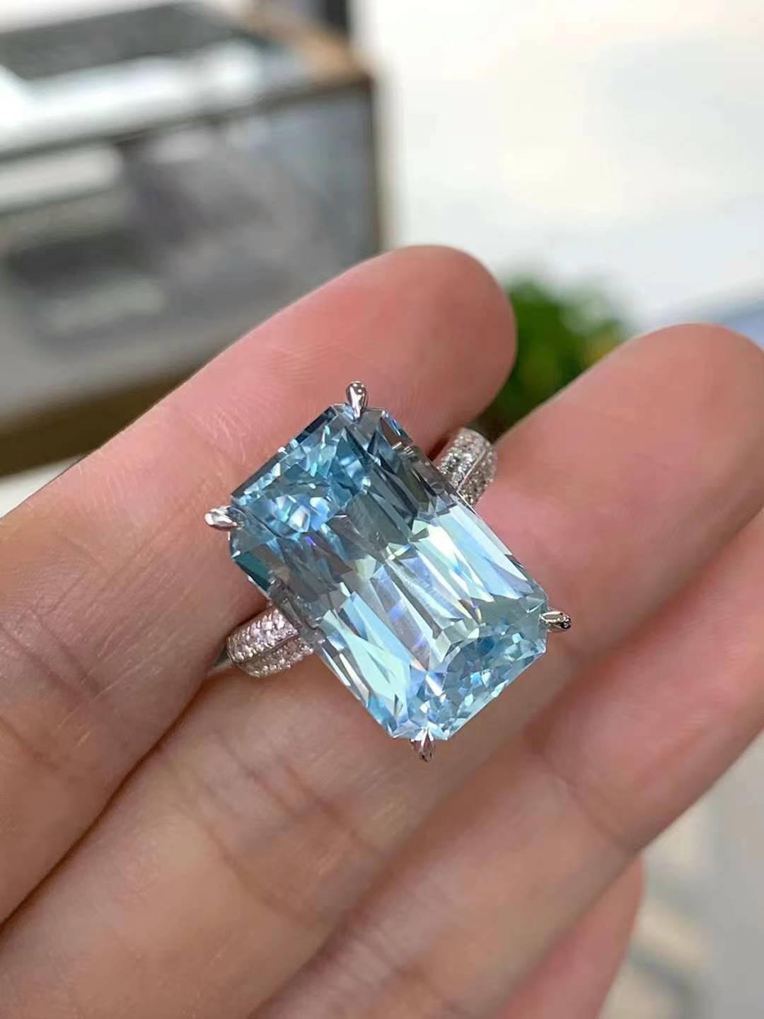 Contemporain Bague en or blanc 13ct aigue-marine et 0,43ct diamant blanc 18k en vente