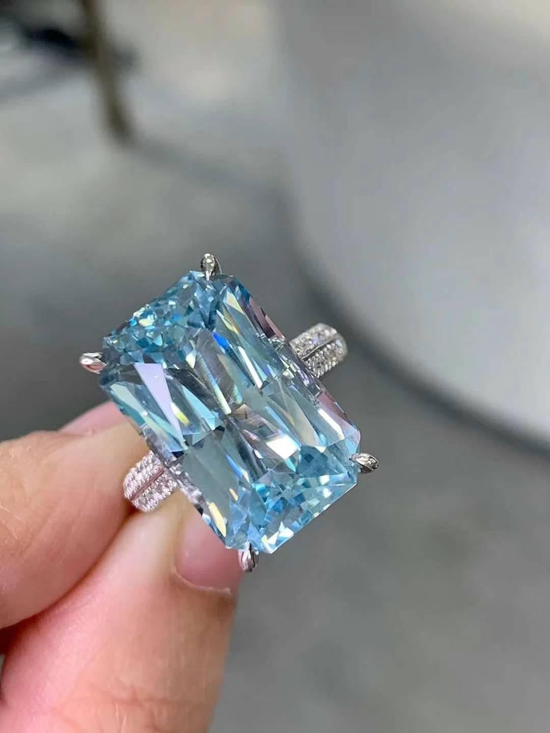 Bague en or blanc 13ct aigue-marine et 0,43ct diamant blanc 18k Neuf - En vente à Bucharest, Romania