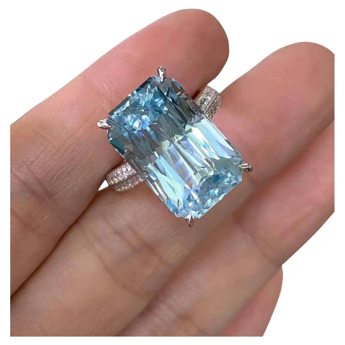 Anello con acquamarina 13ct e diamante bianco 0,43ct in oro bianco 18k