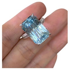 Anello con acquamarina 13ct e diamante bianco 0,43ct in oro bianco 18k