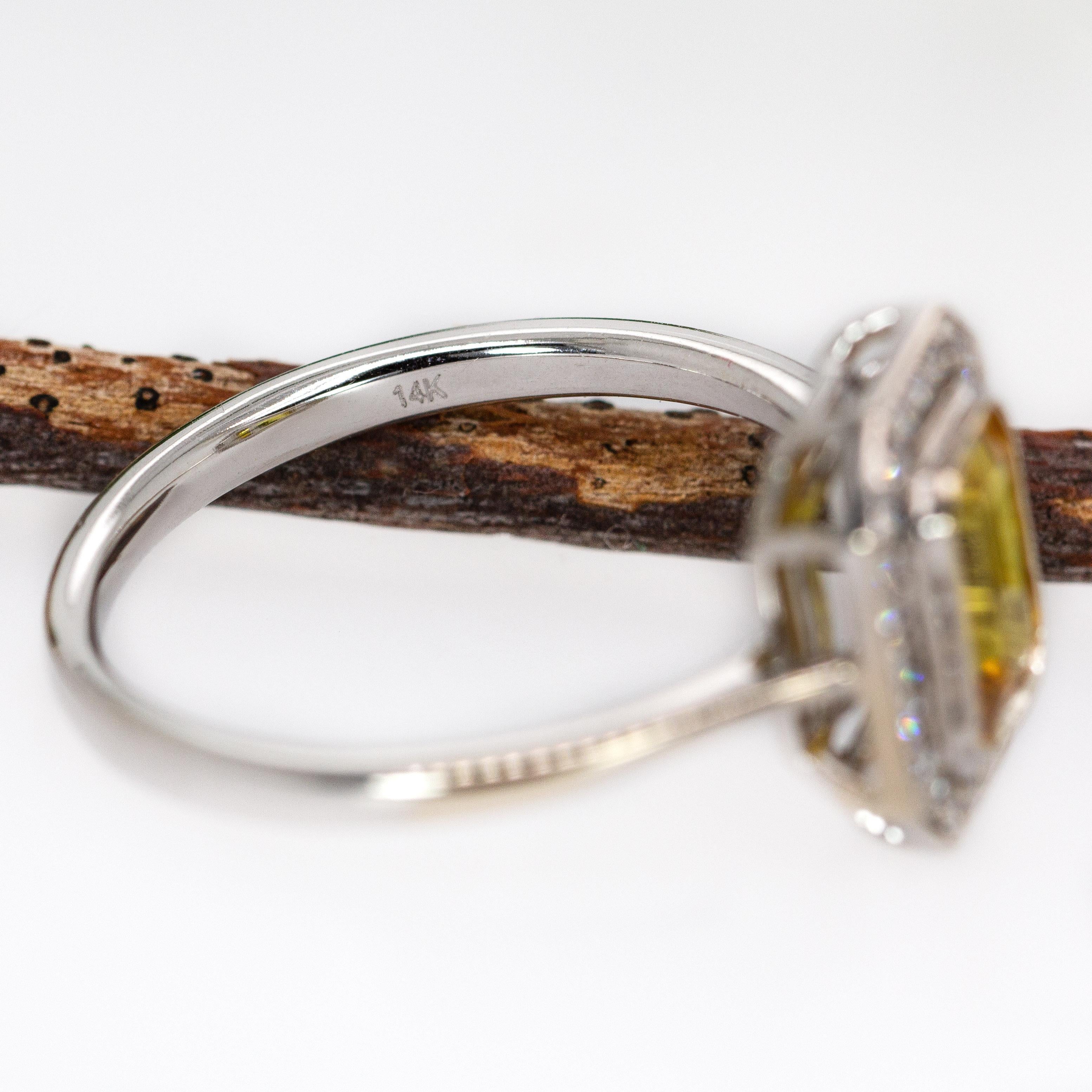 Anillo de zafiro amarillo de Ceilán de 1,3 ct con halo de diamantes naturales en oro macizo de 14 quilates en venta 1