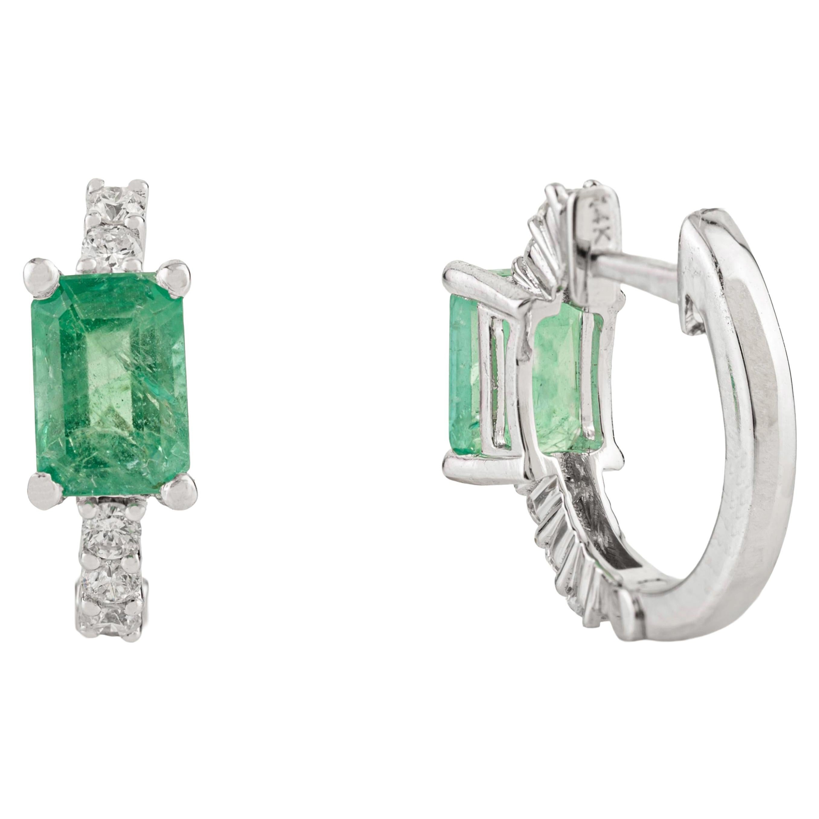 1,3 Karat natürlicher Smaragd-Schliff Smaragd 
Diamant-Reifenohrringe aus 18 Karat Weißgold im Angebot