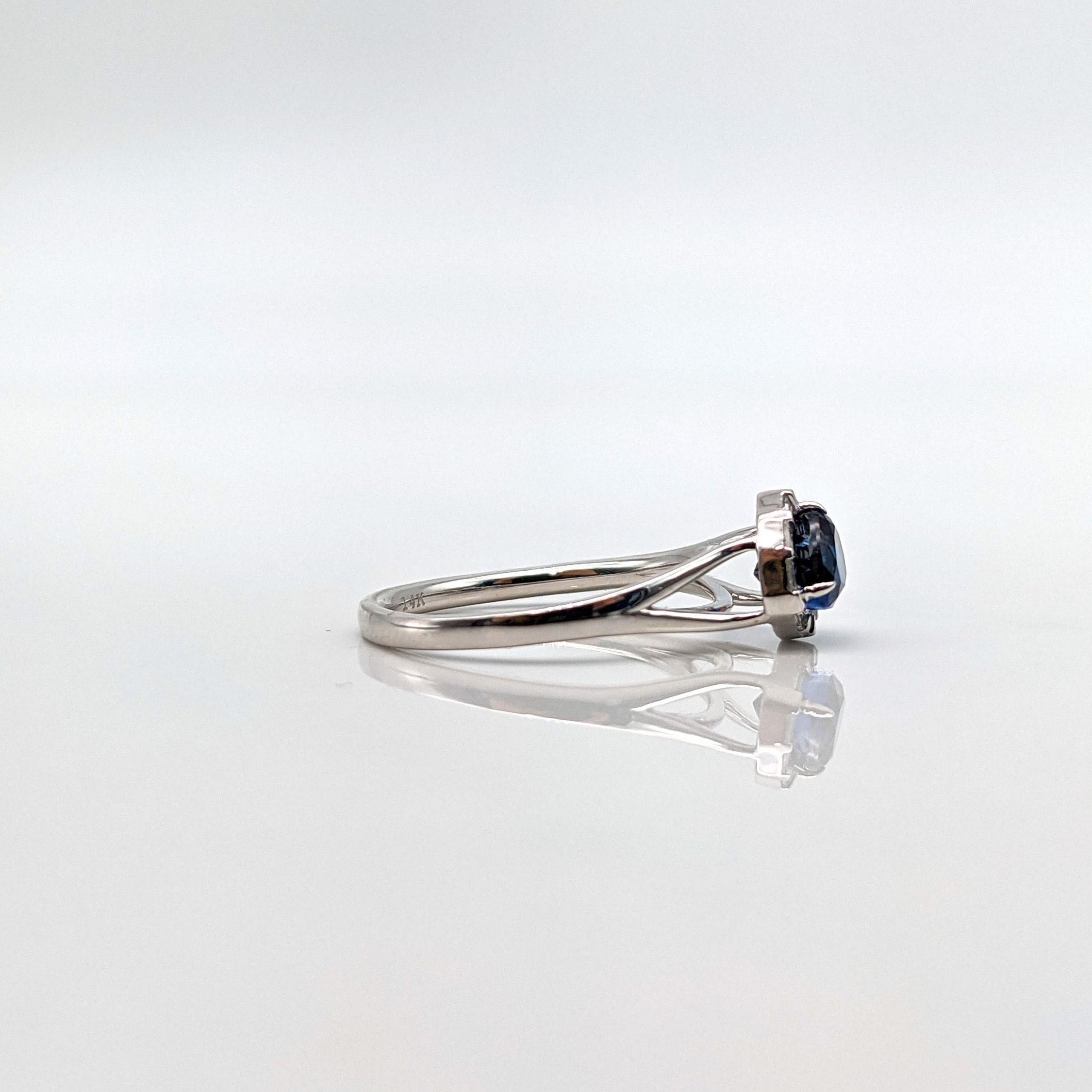 1.3 Karat Saphir Ring mit erdfarbenen Diamanten in massivem 14k Weißgold Trillion 5x6 (Moderne) im Angebot