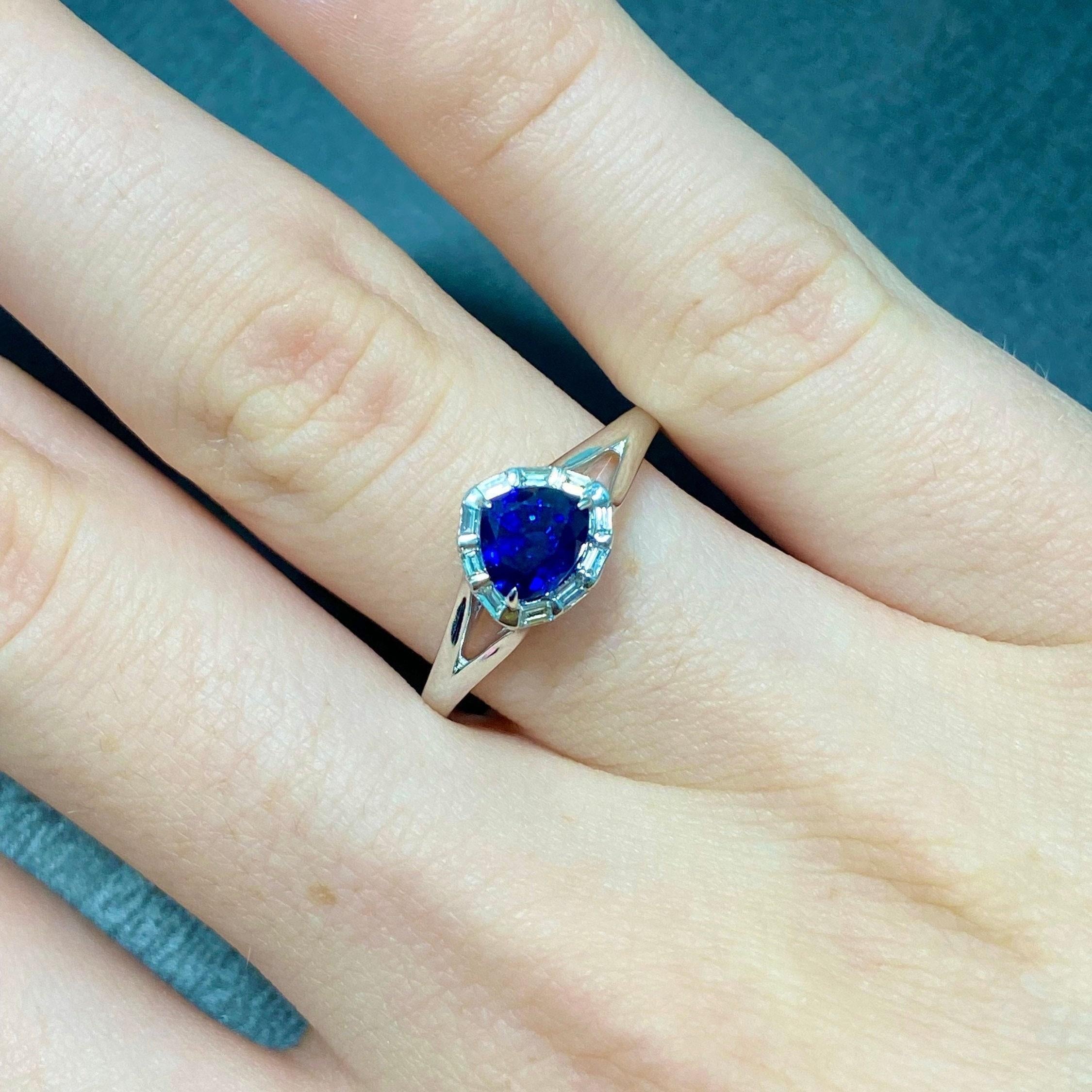 1.3 Karat Saphir Ring mit erdfarbenen Diamanten in massivem 14k Weißgold Trillion 5x6 im Zustand „Neu“ im Angebot in Columbus, OH
