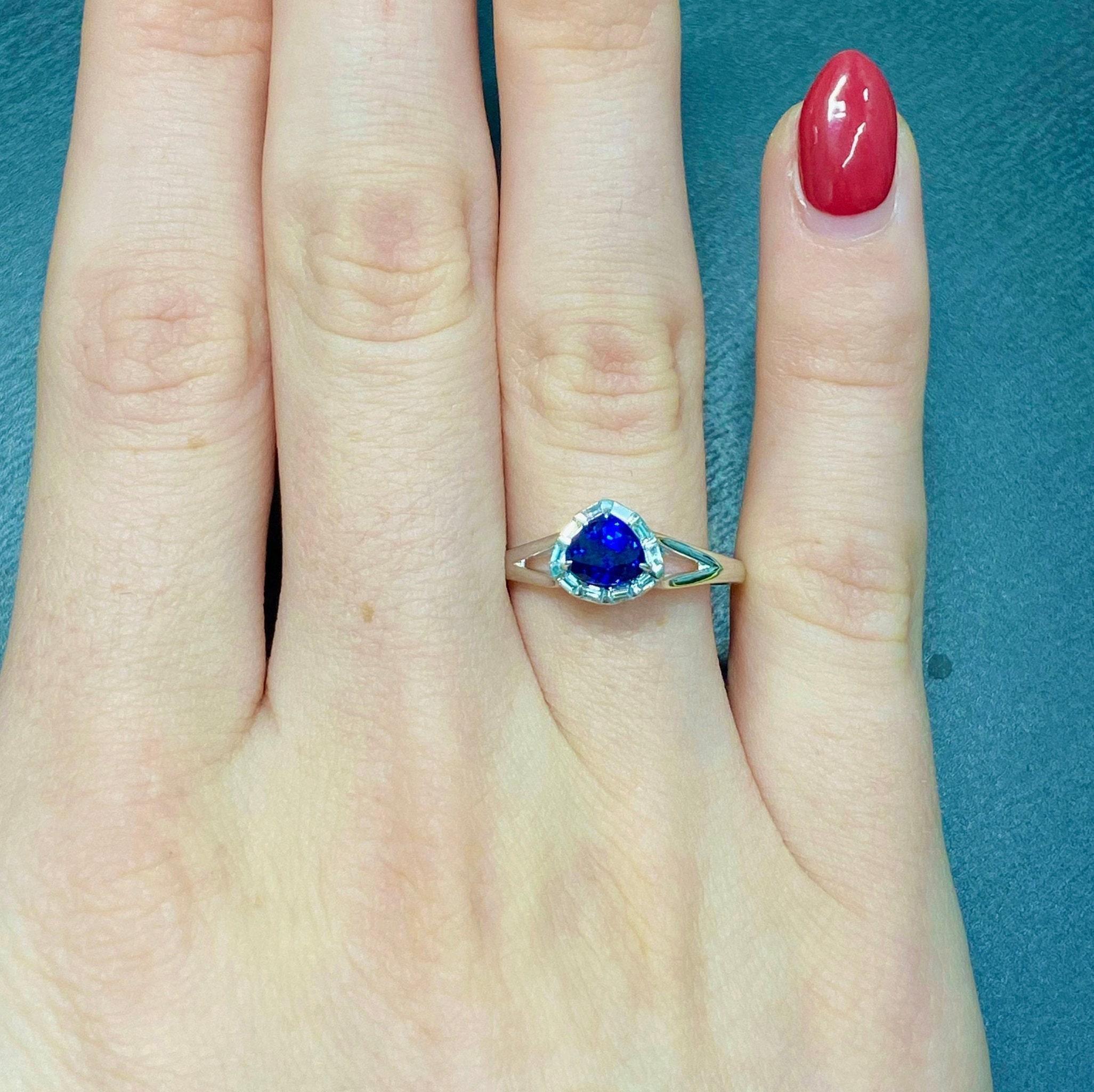1.3 Karat Saphir Ring mit erdfarbenen Diamanten in massivem 14k Weißgold Trillion 5x6 Damen im Angebot
