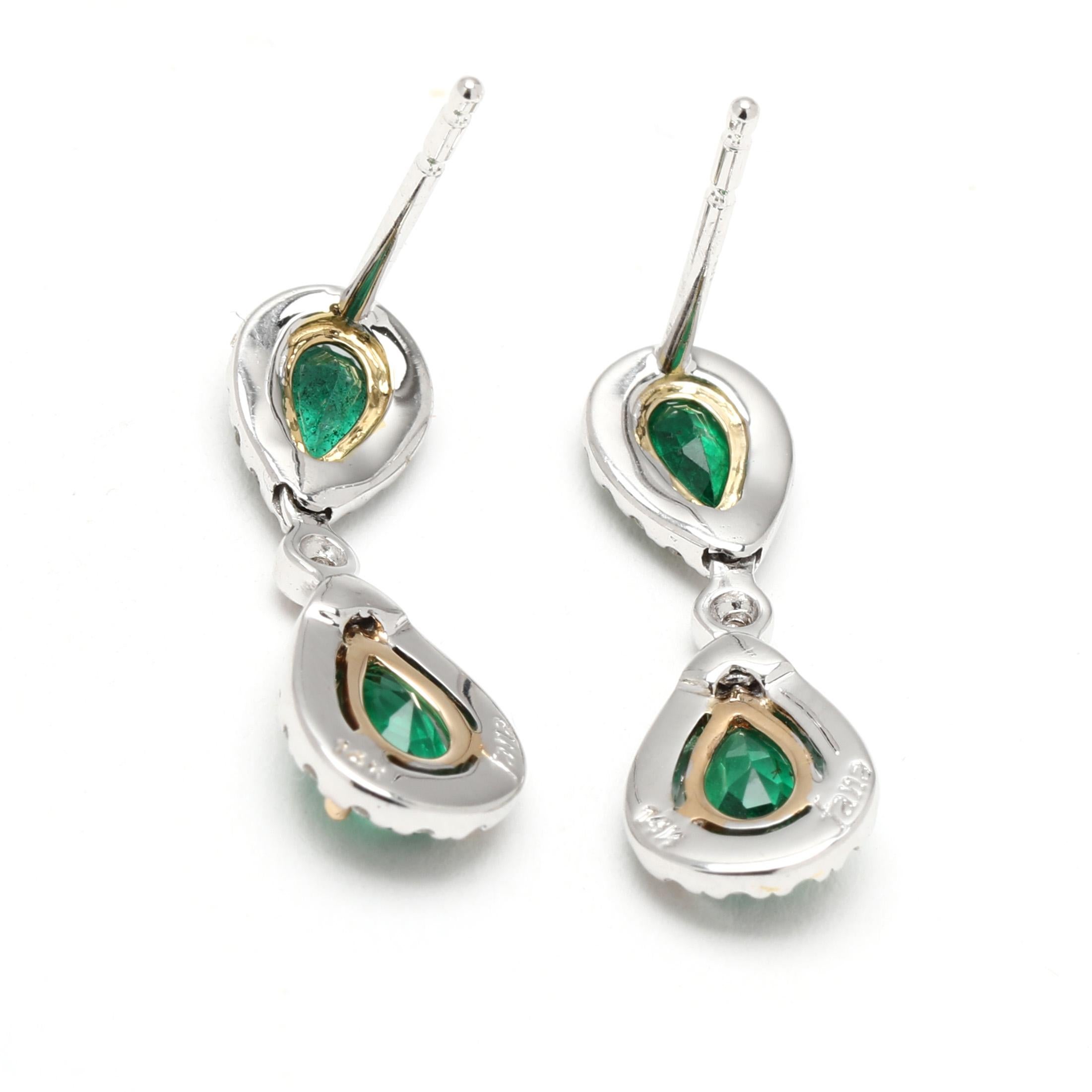 Pietre:
smeraldo, 4 pietre
Taglio a pera
4.5 x 3 mm
5,5 x 4 mm
circa 1 carato totale
diamante, 60 pietre
taglio rotondo brillante
.9 - 1 mm
circa .30 carati totali
Colore FG/ chiarezza VS

Lunghezza: 3/4 di pollice.

Larghezza: 7,1 mm

Peso: 1,6