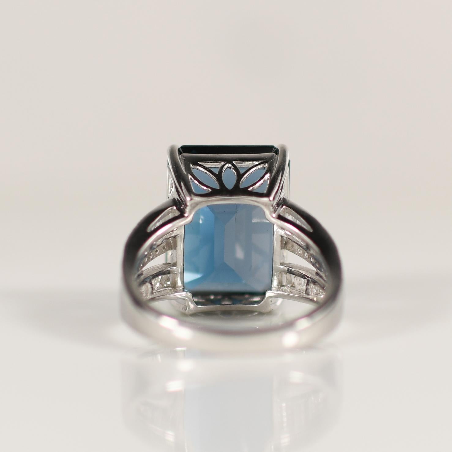 13ctw London Blauer Topas im Smaragdschliff 14K Weißgold im Zustand „Gut“ in Addison, TX