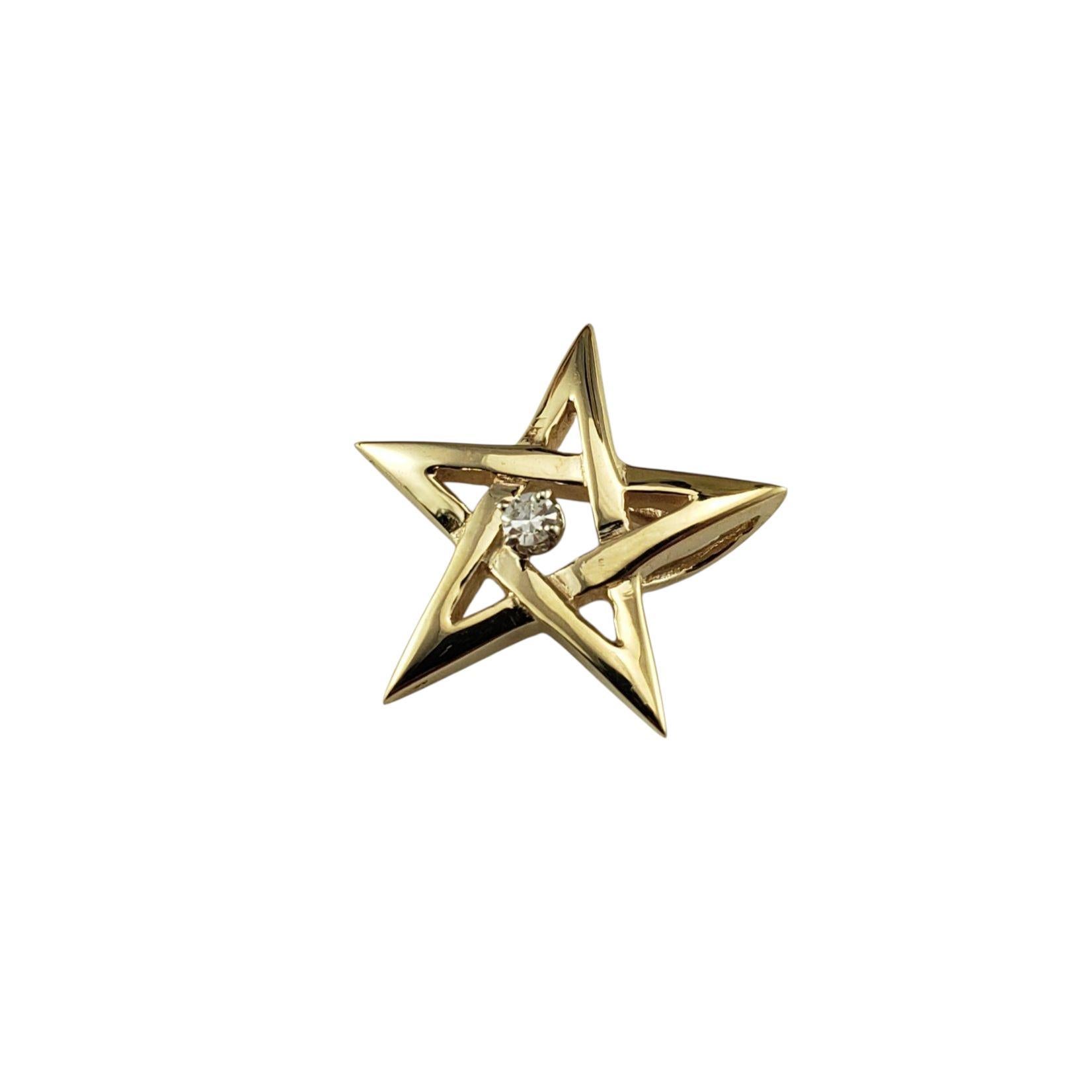 Ciondolo con stella di David in oro giallo 13-14K e diamanti.

Questo delizioso ciondolo a forma di stella di David è realizzato in oro giallo classico e presenta al centro un diamante rotondo a taglio singolo che aggiunge la giusta quantità di