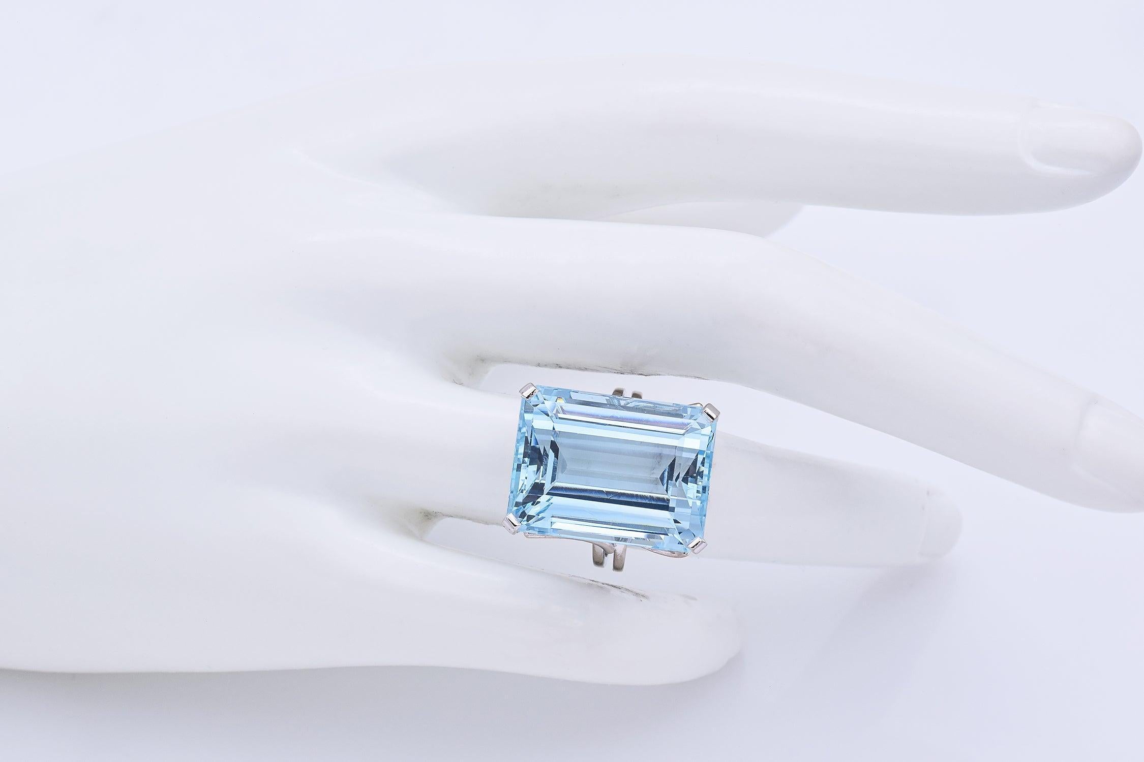 13k White Gold & Palladium Alloy 22.61ct Aquamarine Cocktail Ring In Good Condition For Sale In New York, NY