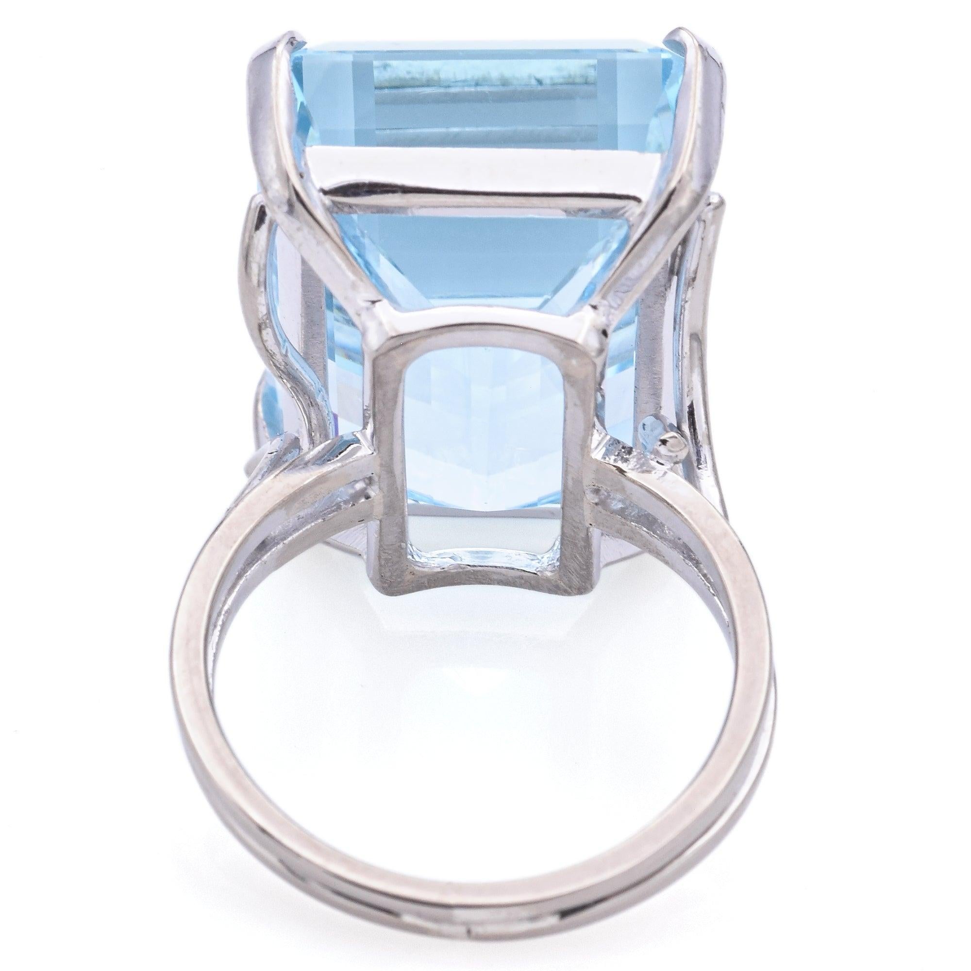 13k White Gold & Palladium Alloy 22.61ct Aquamarine Cocktail Ring For Sale 1