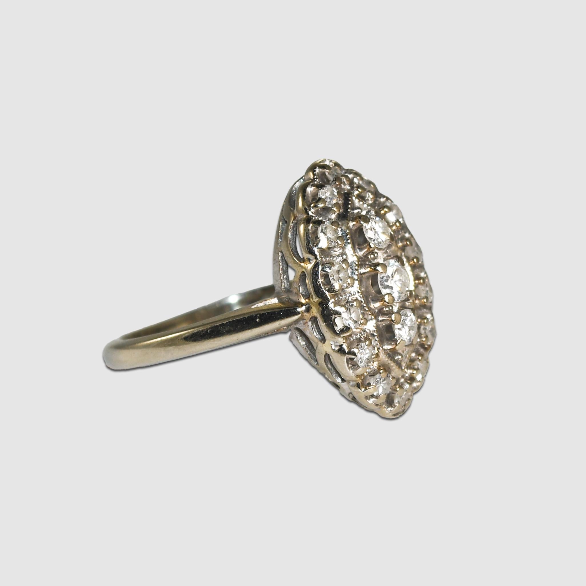 Anello vintage da donna in oro bianco 13k e diamanti a grappolo.
L'anello è risultato al 56% d'oro con un analizzatore di metalli XRF e pesa 5,2 grammi.
I diamanti centrali sono tagli tondi brillanti e i diamanti laterali sono tagli singoli, colore