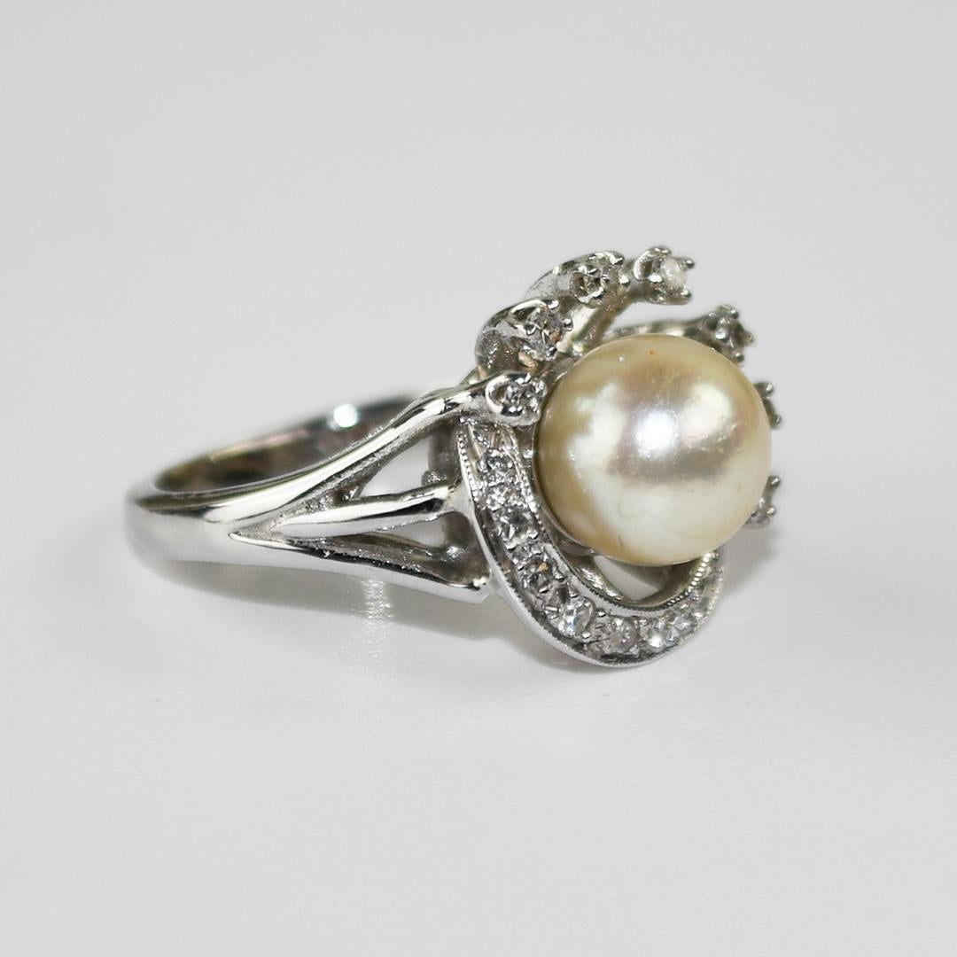 Anillo vintage de perlas y diamantes de oro blanco de 13k para señora,
Prueba 53.5% de oro con un analizador de metales XRF.
El peso bruto del anillo es de 5,5 gramos.
La perla de color crema mide 7,8 mm y tiene algunas imperfecciones