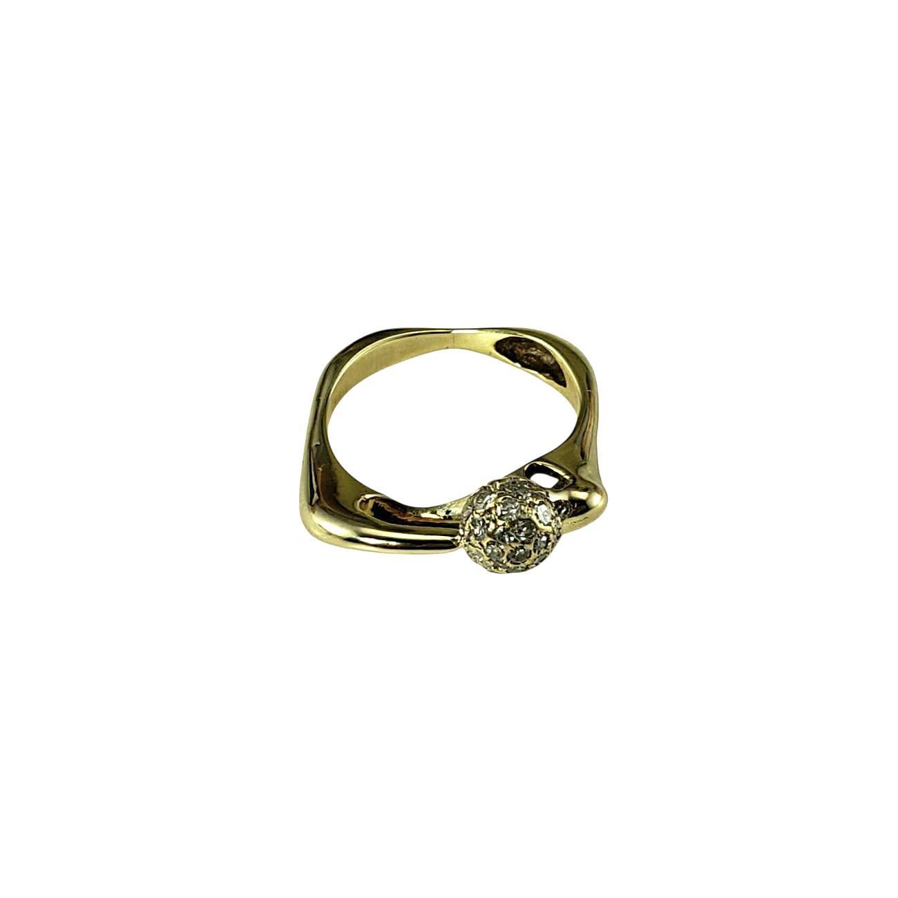 Anello in oro giallo 13K e diamanti misura 5,75

Questo anello in oro giallo unico nel suo genere presenta una moderna fascia quadrata accentata da una sfera scintillante con 19 diamanti rotondi a taglio singolo. Audace ma elegante, questo anello