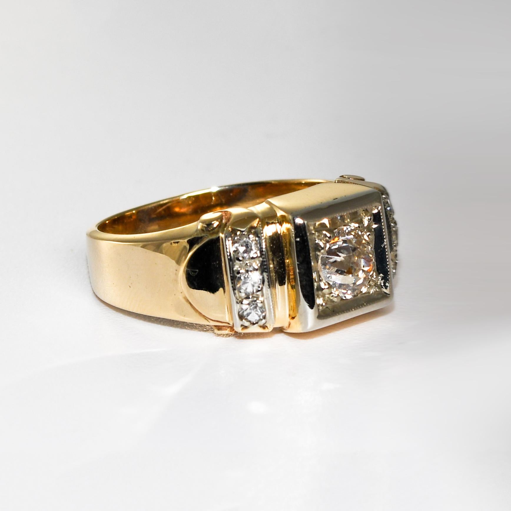 Bague Vintage pour homme en or jaune 13k avec diamants.
Tests de 54.5 % d'or à l'aide d'un analyseur de métaux XRF.
Le poids brut est de 7 grammes.
Le diamant central est de taille ancienne, 0,55 carats, couleur M, pureté Si.
Les diamants latéraux