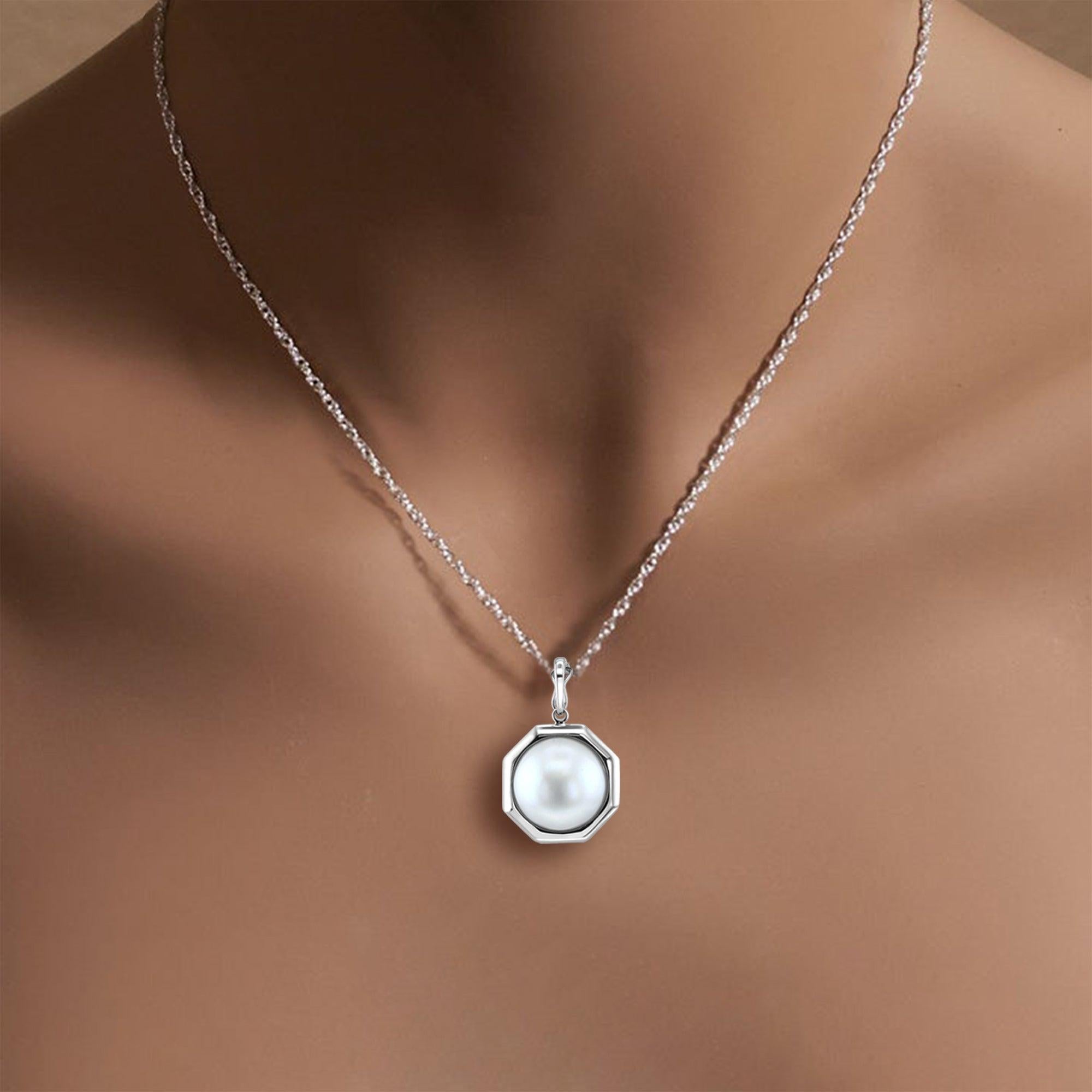 ♥ Product Summary ♥

Main Stone: Mabe
White Pearl Size: 13MM - 14MM
Band Material: 18k White Gold
Weight: 3 grams
Dimensions: 27MM X 17MM
Chain: 18