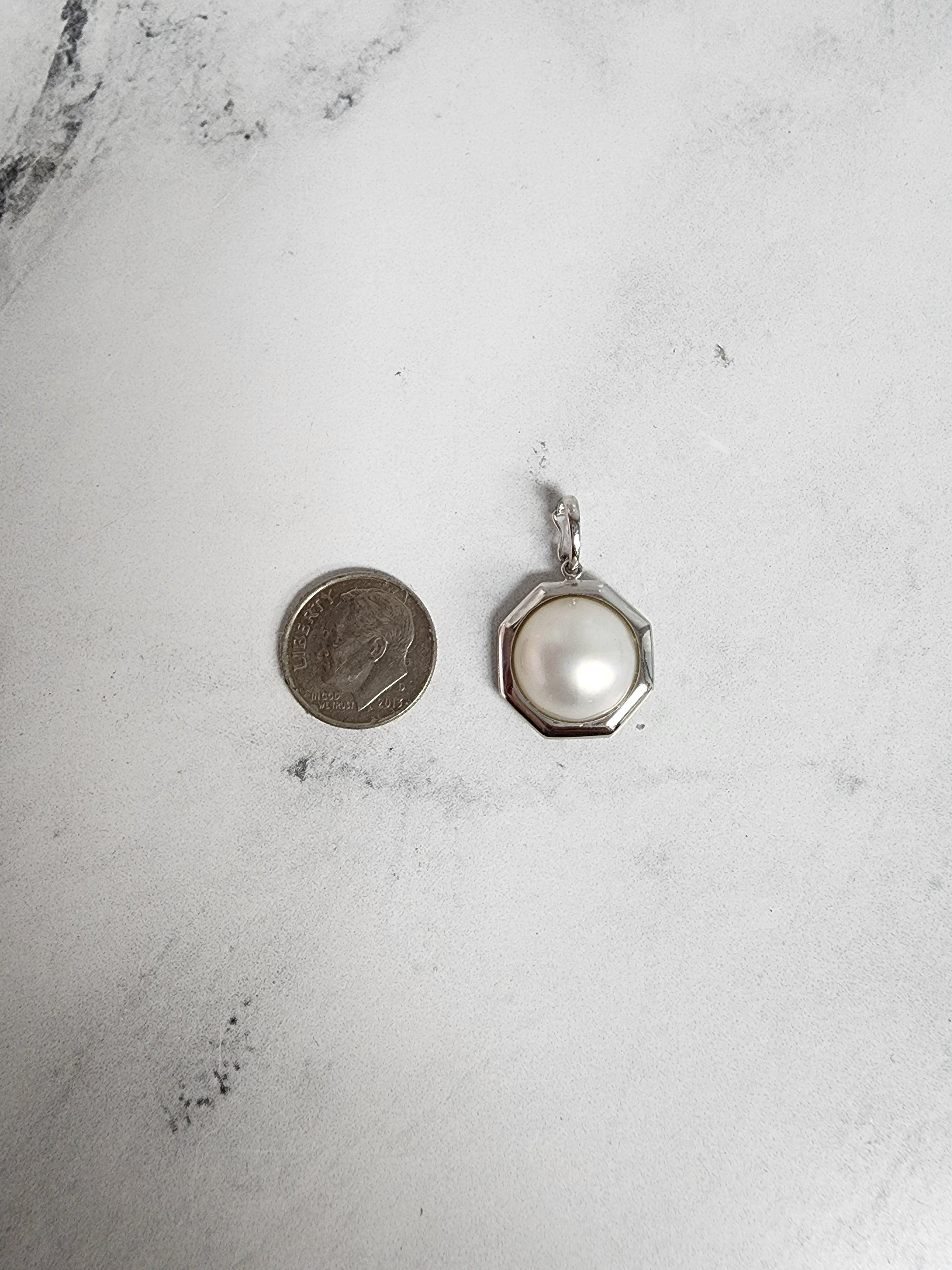Round Cut 13MM - 14MM Mabe Pearl Pendant with Polished Bezel 18k White Gold For Sale