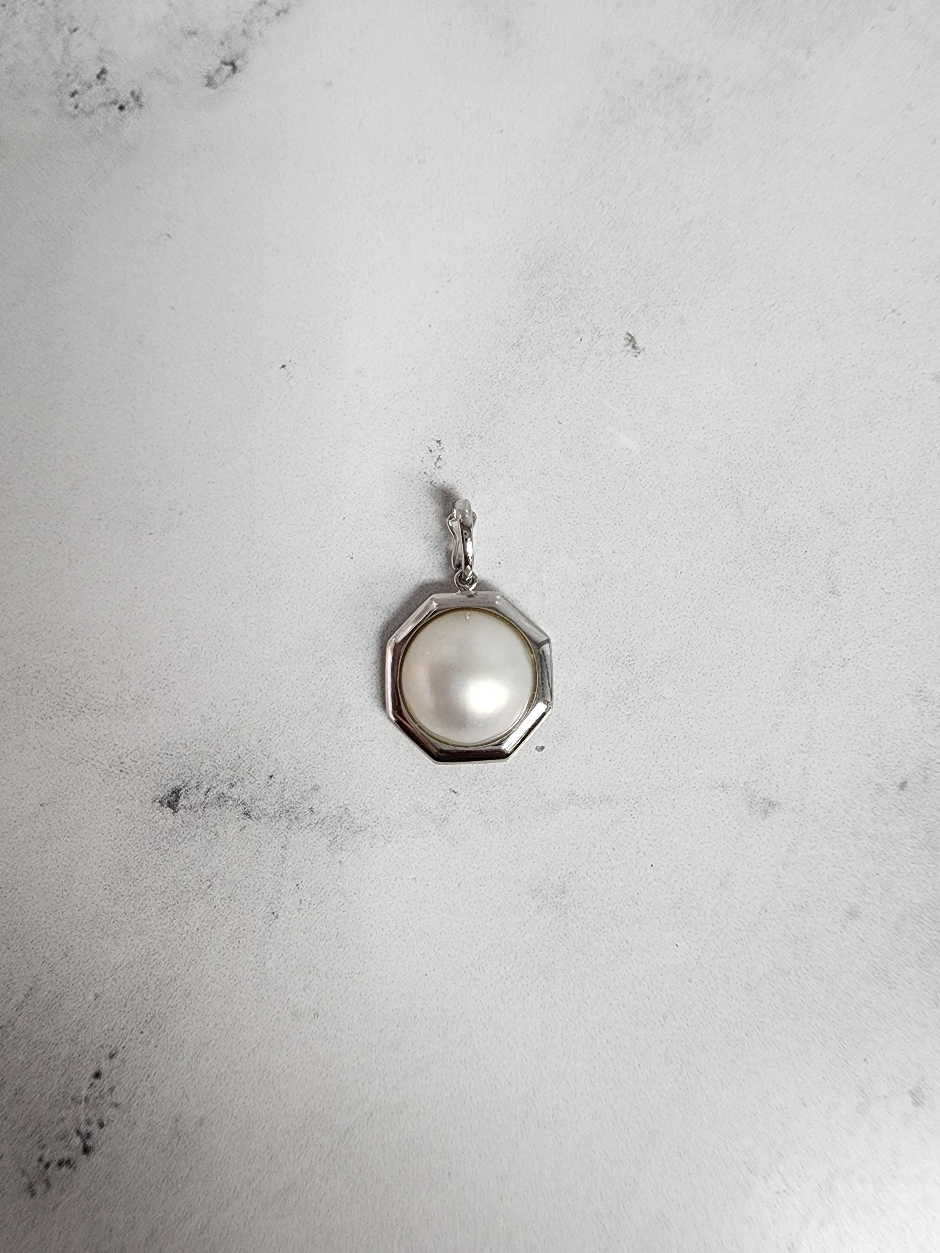 13MM - 14MM Mabe Pearl Pendant with Polished Bezel 18k White Gold In New Condition For Sale In Sugar Land, TX