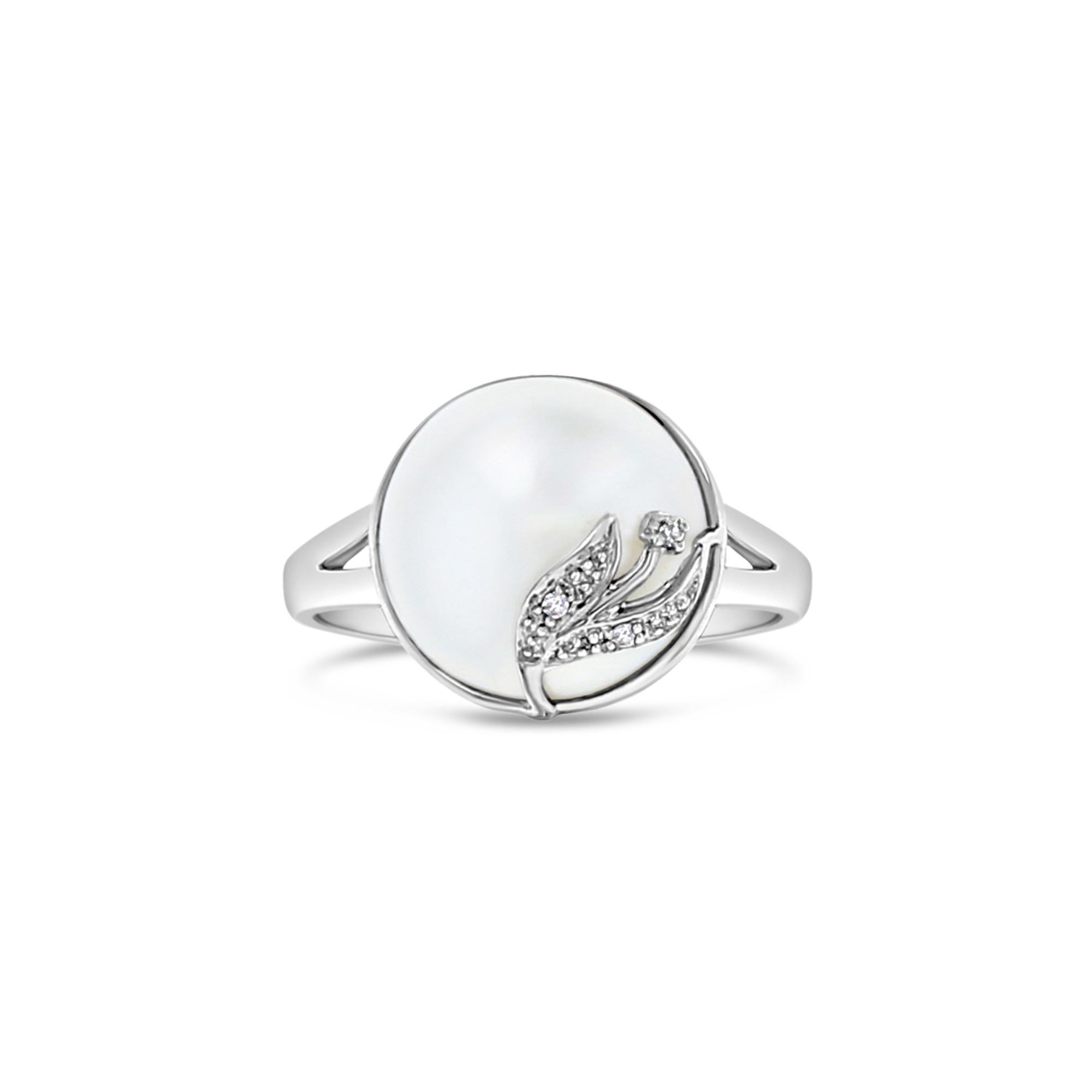 13MM - 14MM Mabe Pearl Ring with Diamond Flower Design In New Condition For Sale In Sugar Land, TX