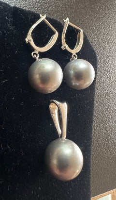 Pendientes y colgante de perlas negras del mar del sur de 13 mm Joyas de boda de oro blanco de 14 quilates