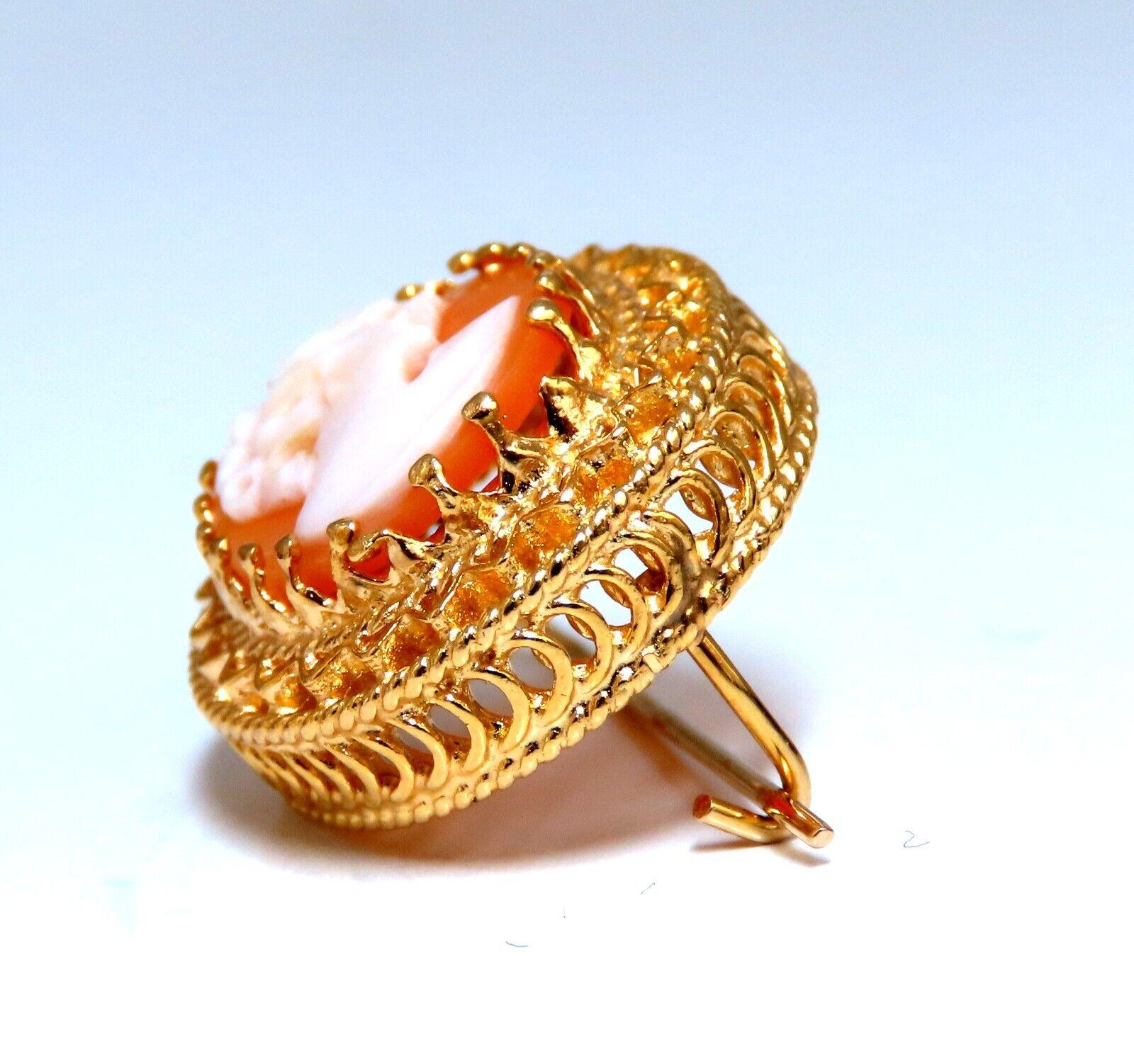 Orecchini con cammeo da 13 x 9 mm.

Oro giallo 14kt

Design a filo europeo.

6,2 grammi
