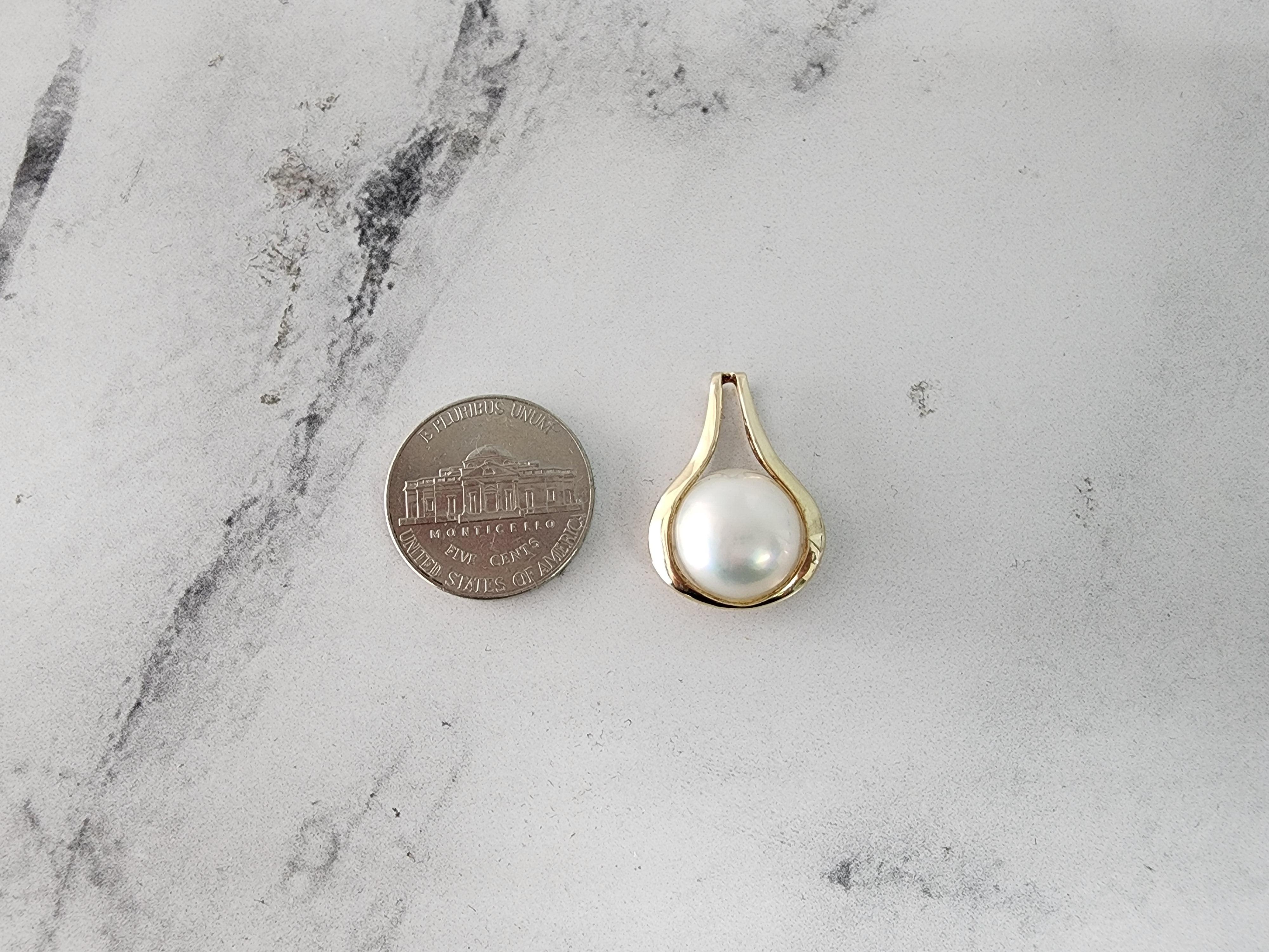 Taglio rotondo Collana di perle Mabe da 13 mm con montatura a castone lucida in vendita
