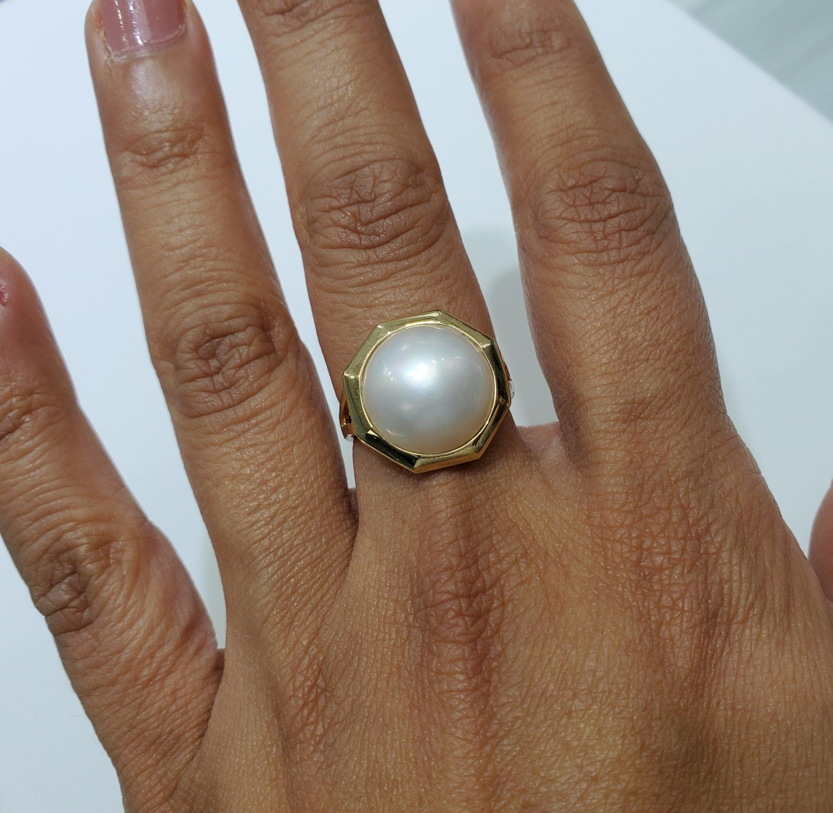 ♥ Product Summary ♥

Stone: Mabe Pearl
White Pearl Size: 13MM
Band Material: 14k White Gold 
Dimensions: 17MM X 17MM